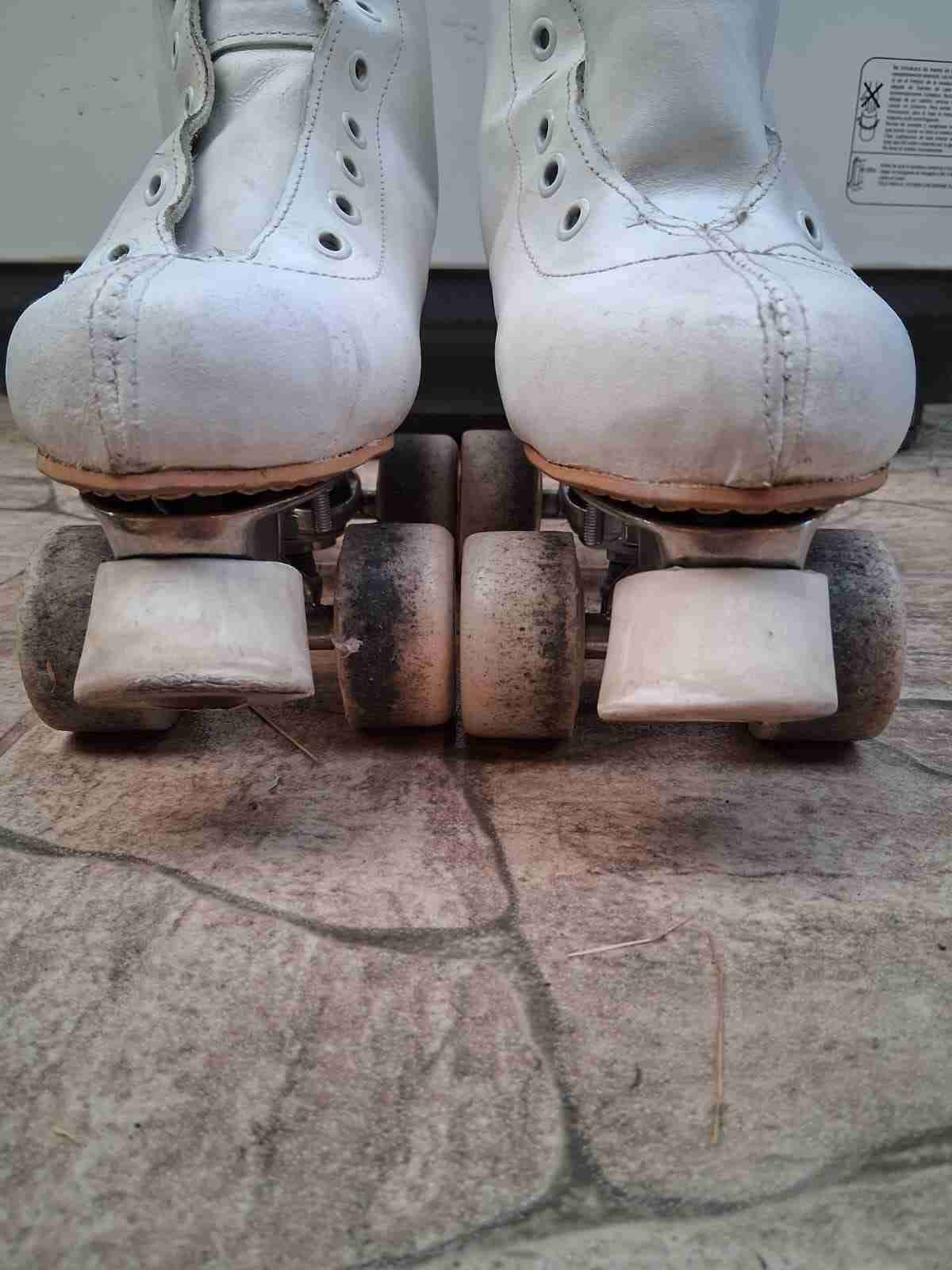 Patines artisticos de cuatro ruedas blancos - miniatura 3