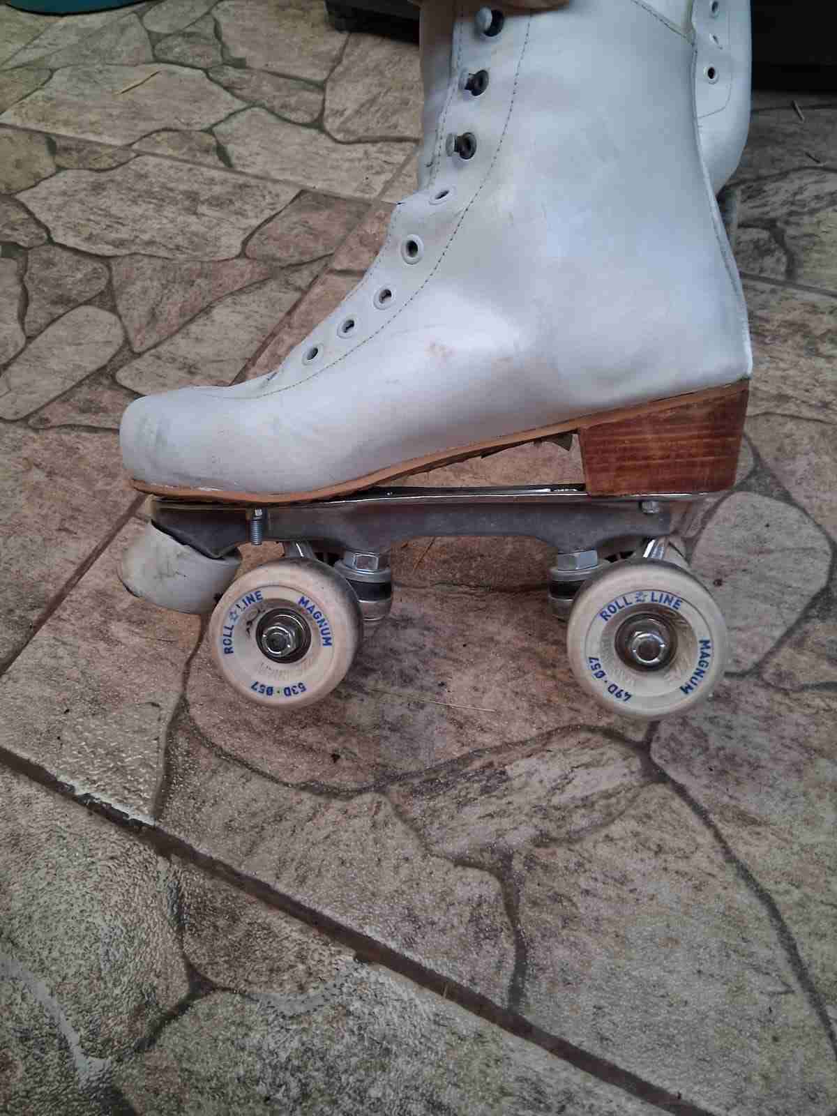 Patines artisticos de cuatro ruedas blancos - miniatura 4