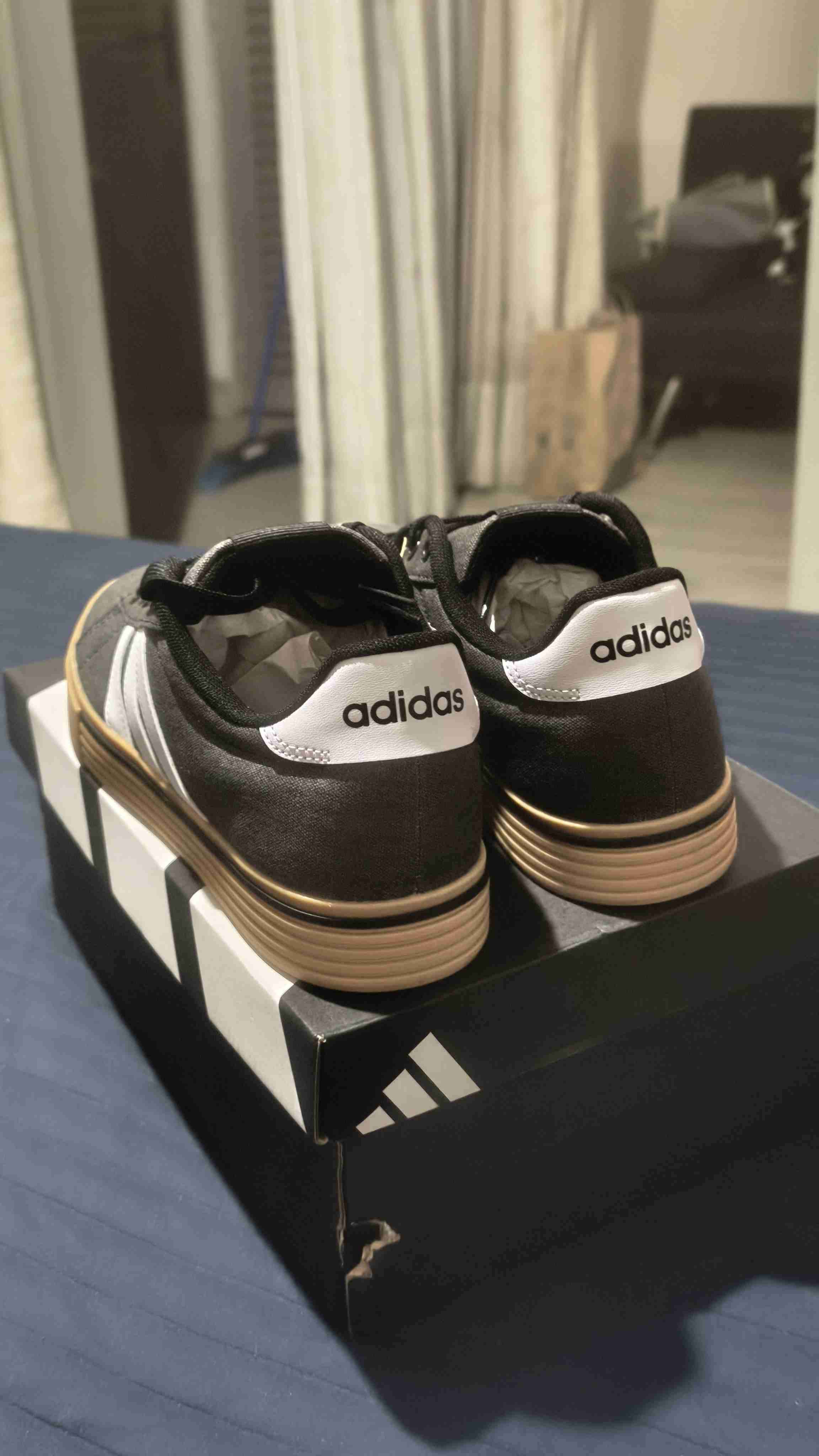 Zapatillas Adidas negras con logo - miniatura 2