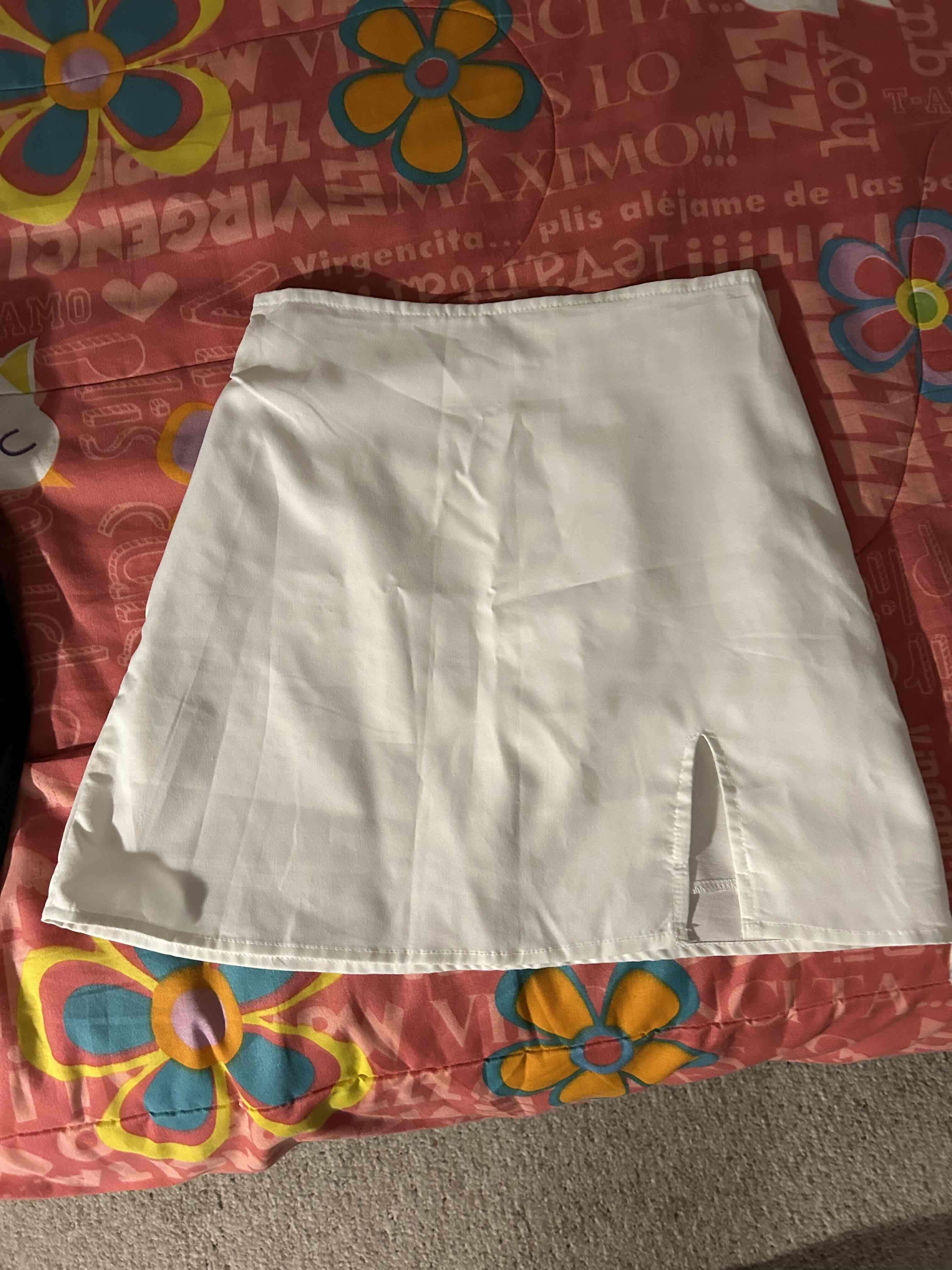 Falda blanca con abertura
