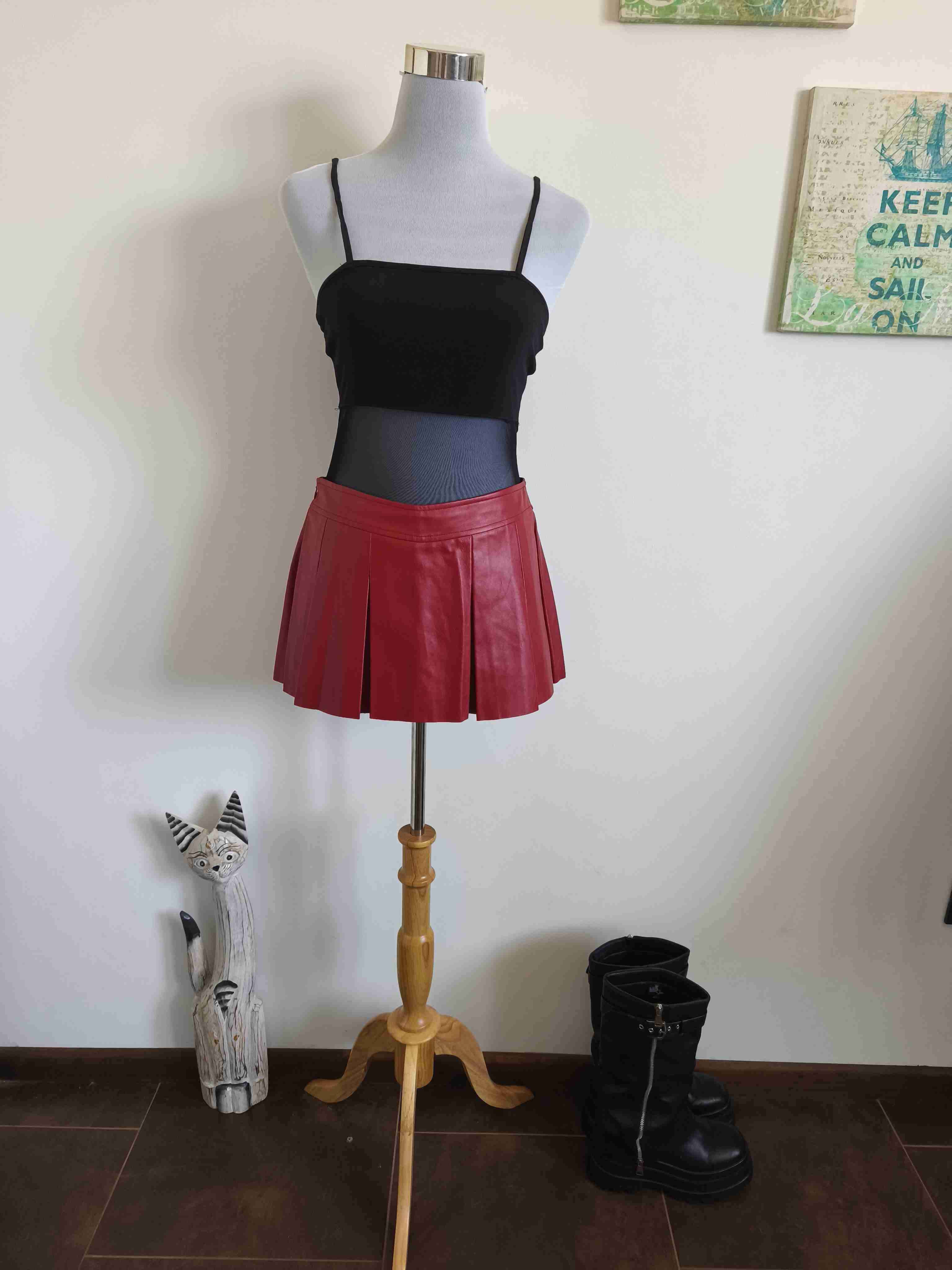 Falda roja plisada de cuero - miniatura 1