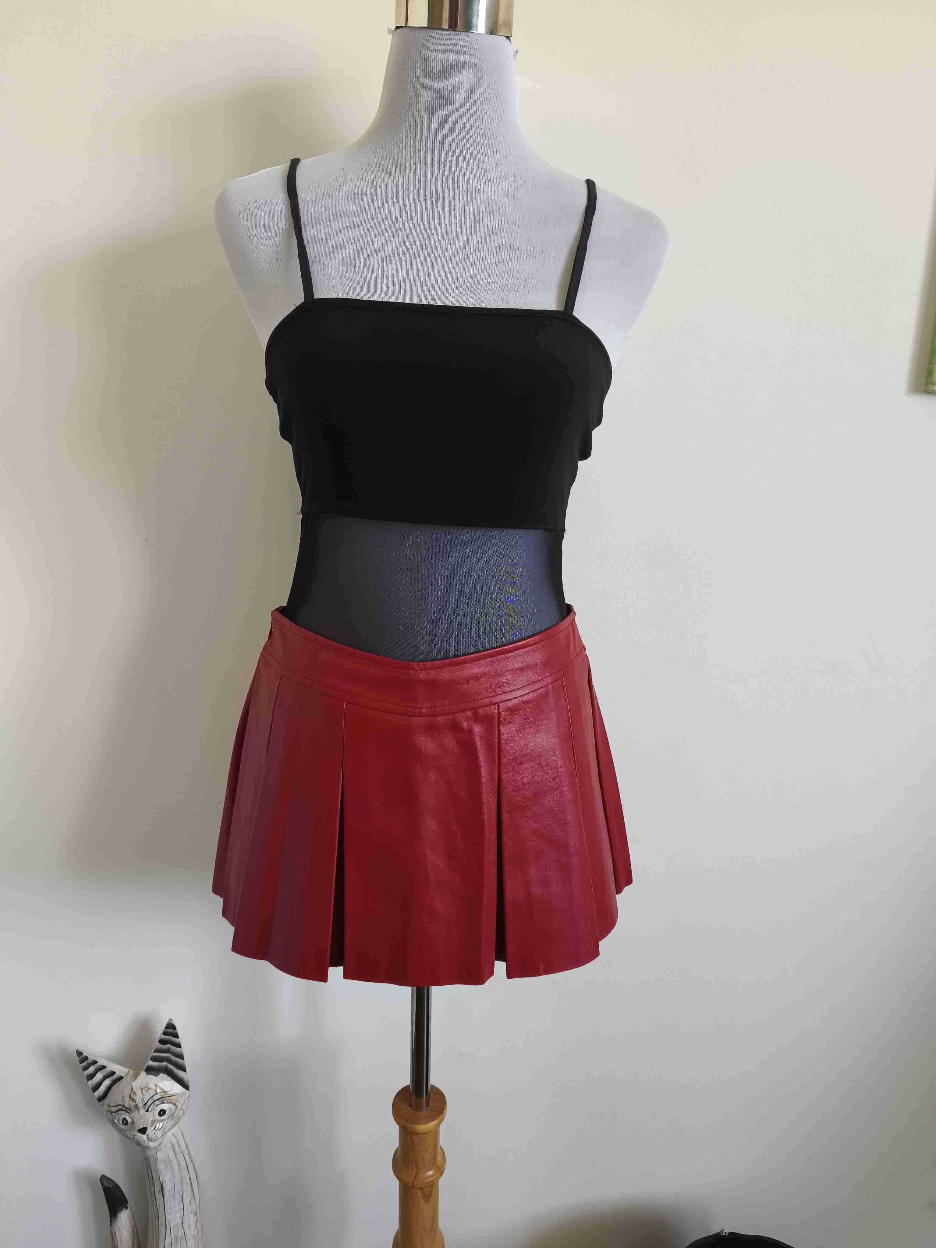 Falda roja plisada de cuero - miniatura 2