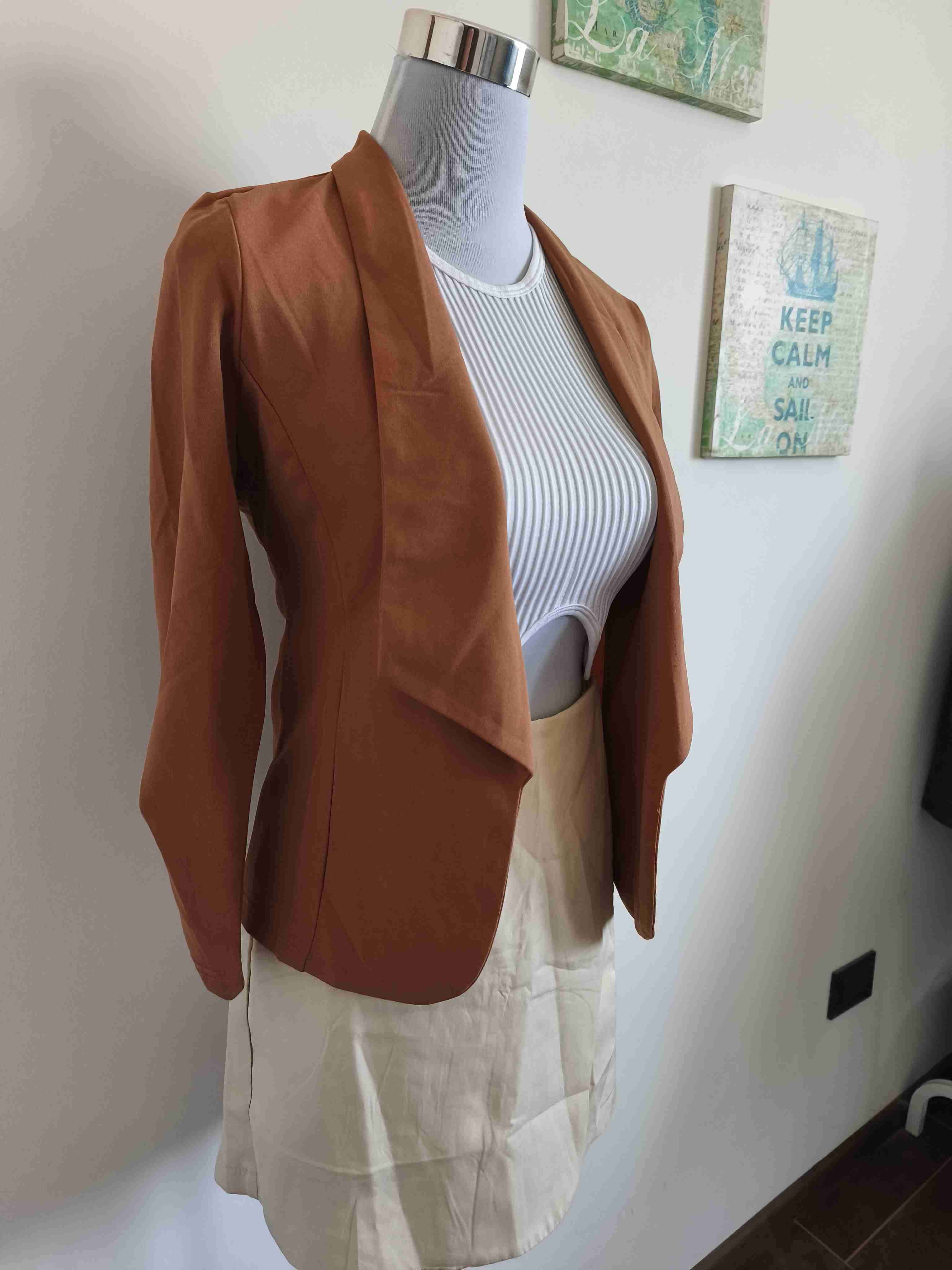 Blazer café para mujer - miniatura 3