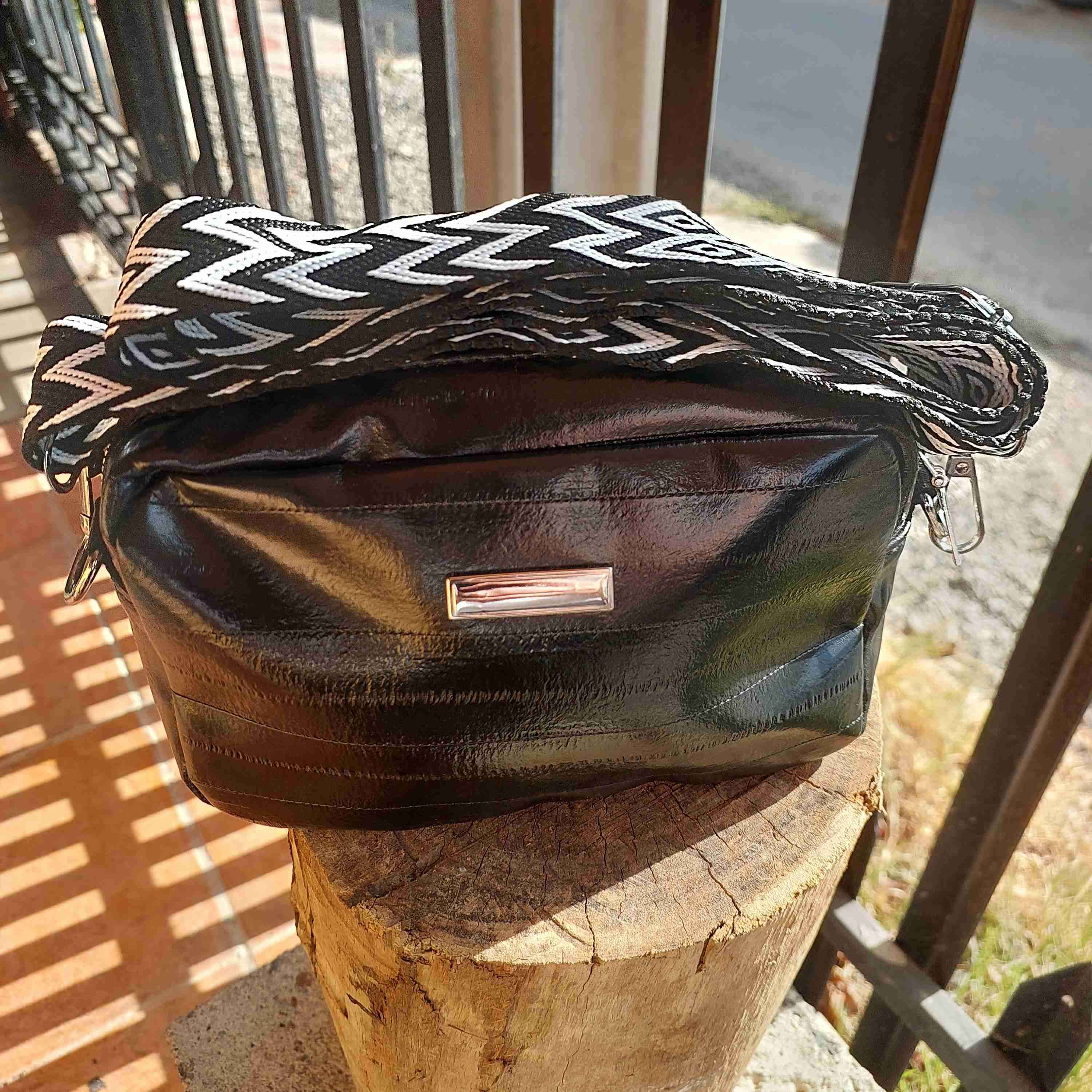 Cartera de cuero negra
