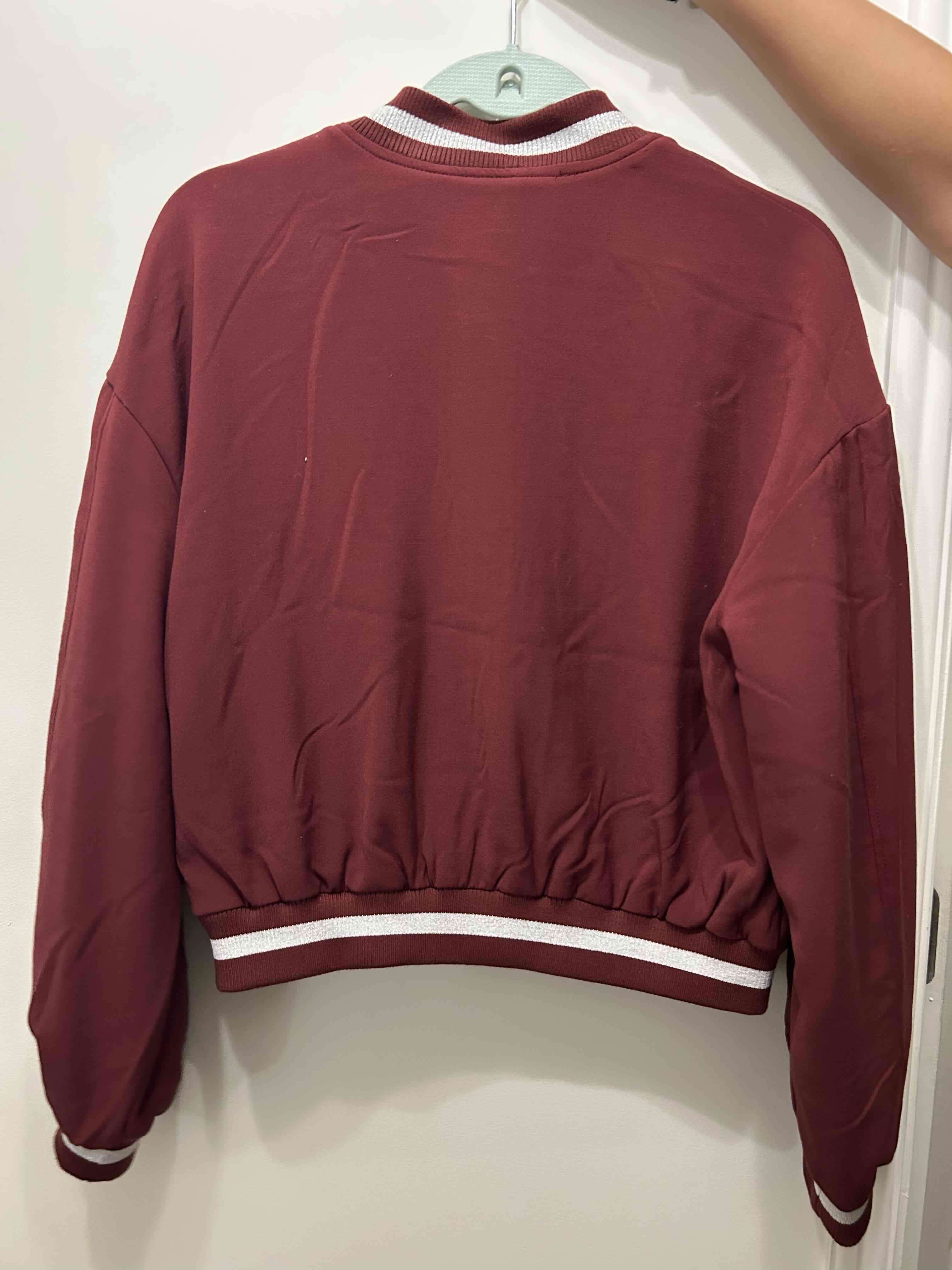 Chaqueta bomber bordó con letra - 2