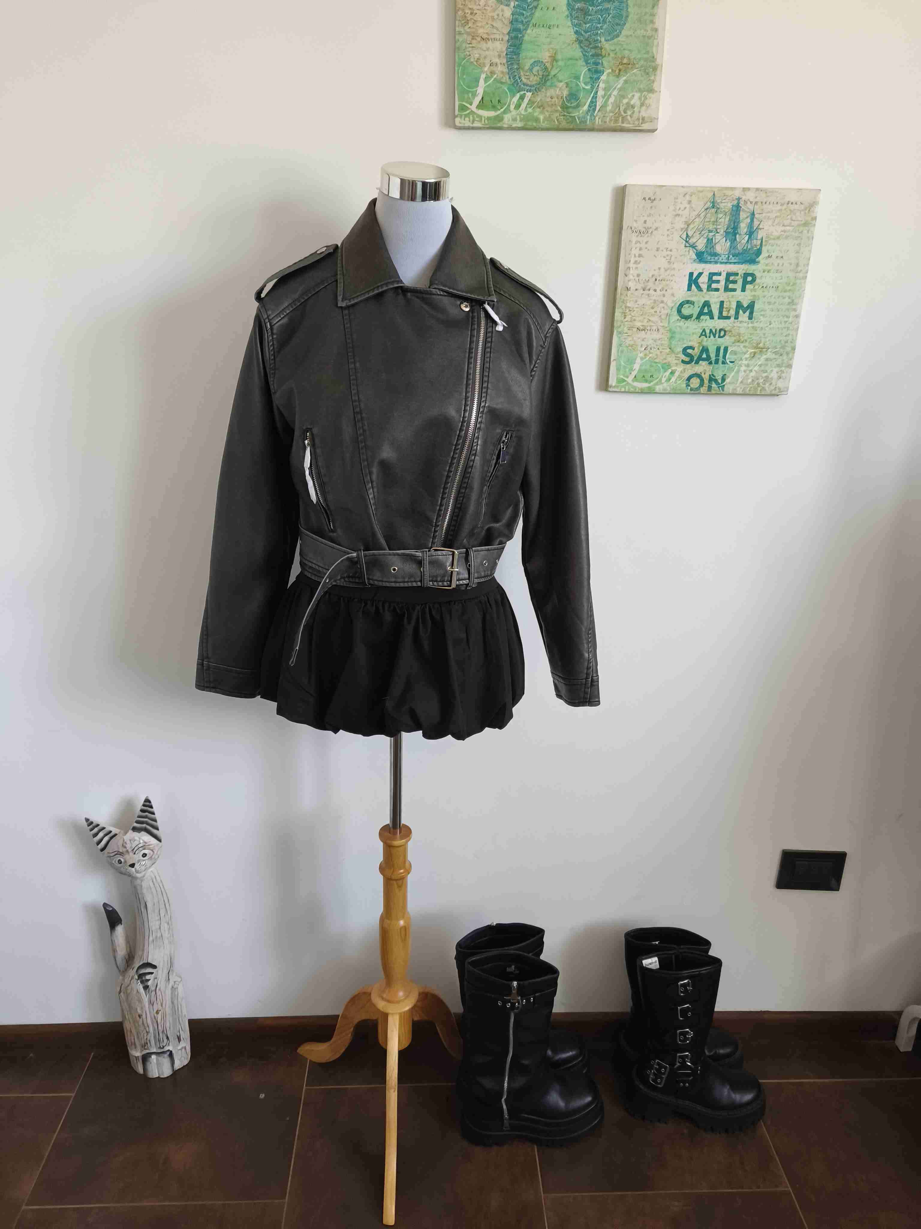 Chaqueta de cuero gris estilo biker - miniatura 3