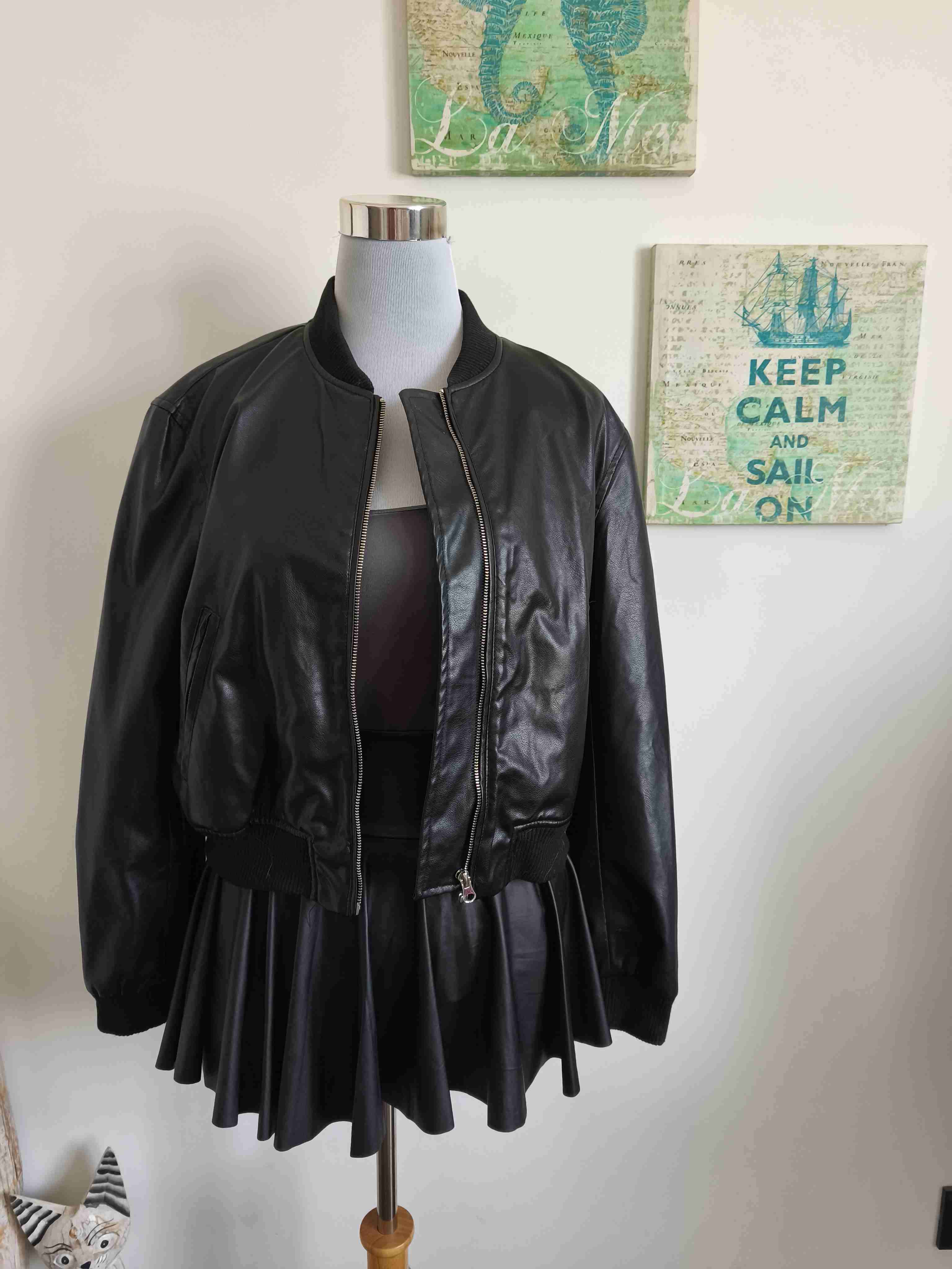 Chaqueta de cuero negra - miniatura 4