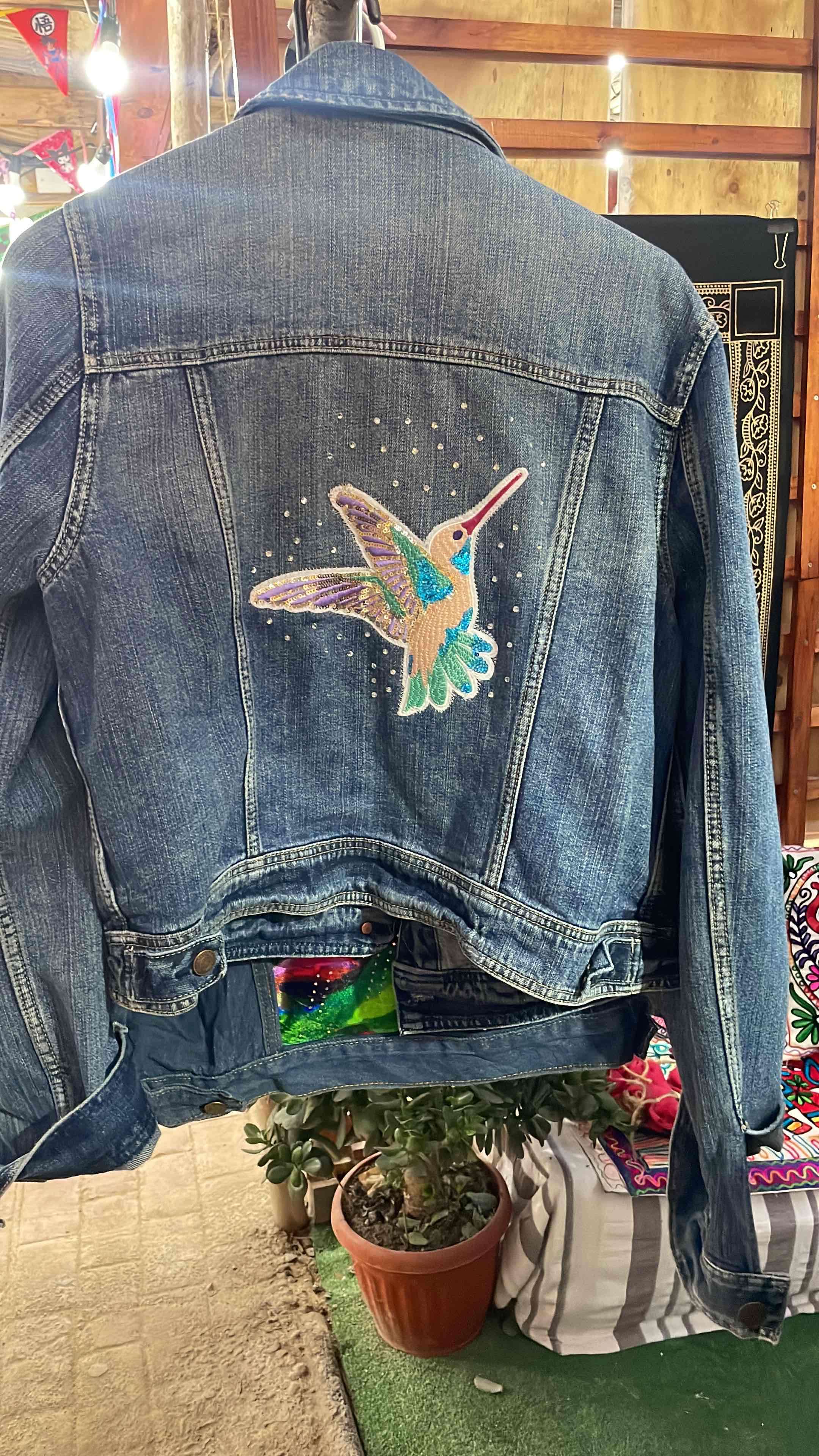 Chaqueta de mezclilla con colibrí - miniatura 1