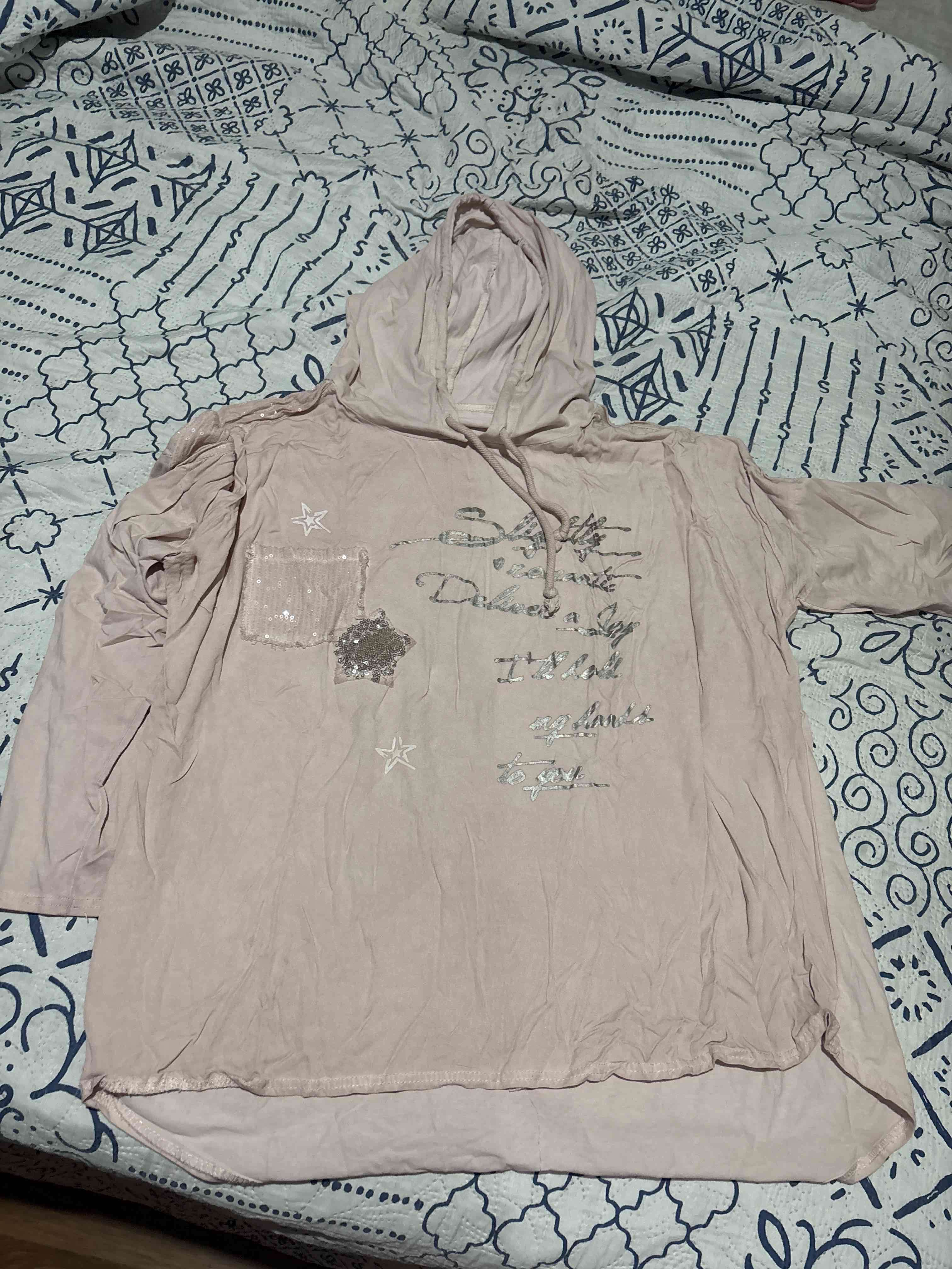 Polera rosa con capucha decorada