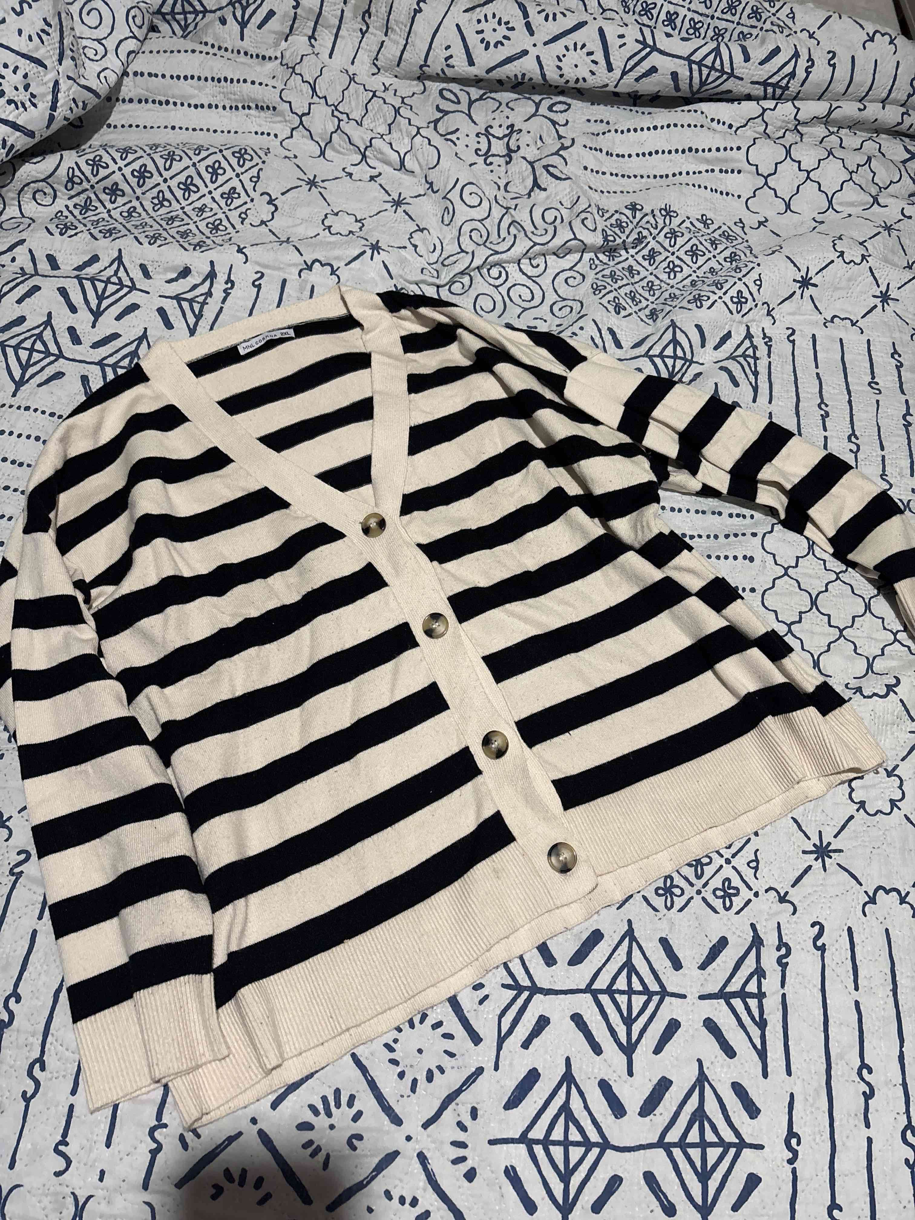 Cárdigan a rayas blanco y negro