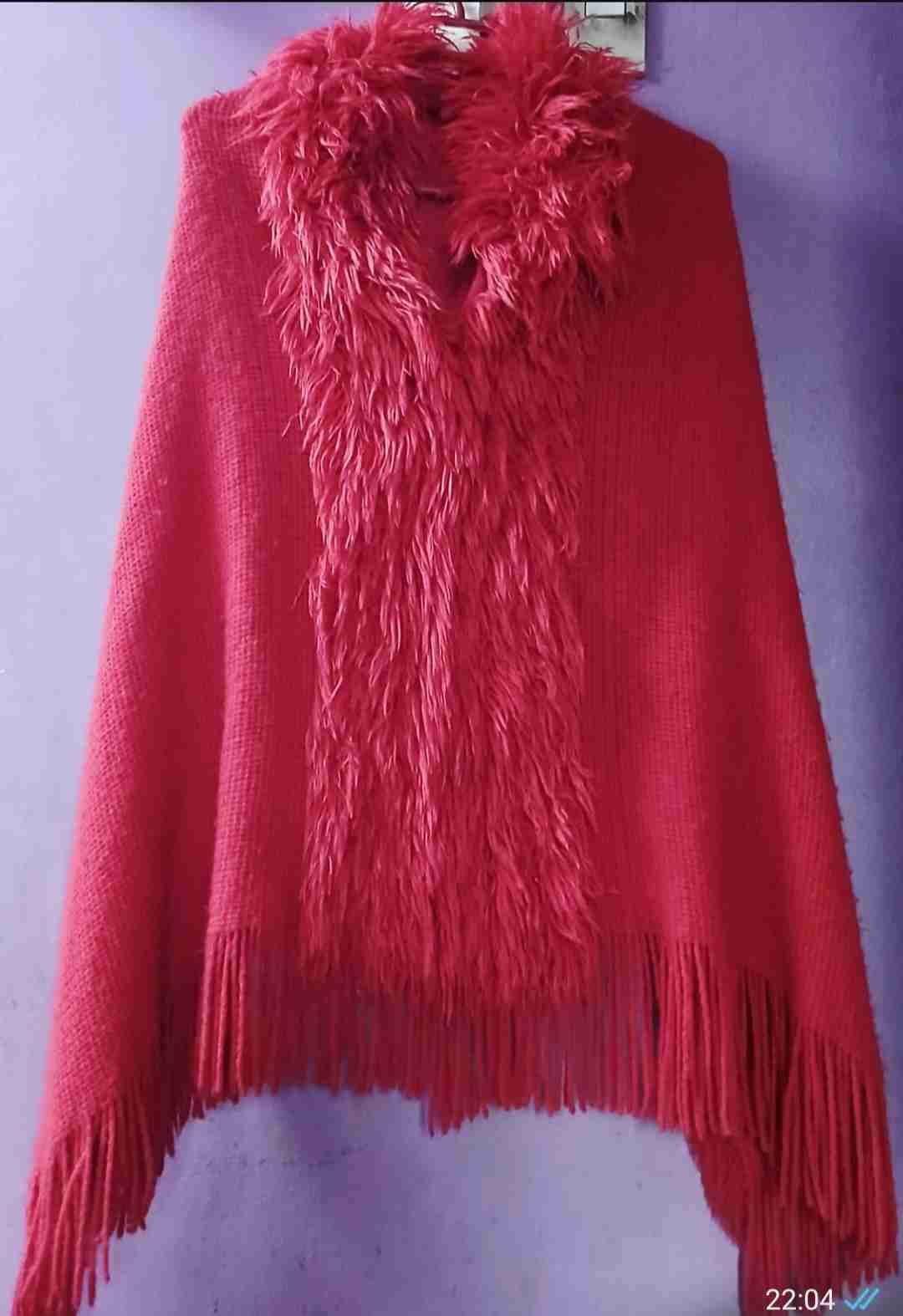 Poncho rojo con flecos
