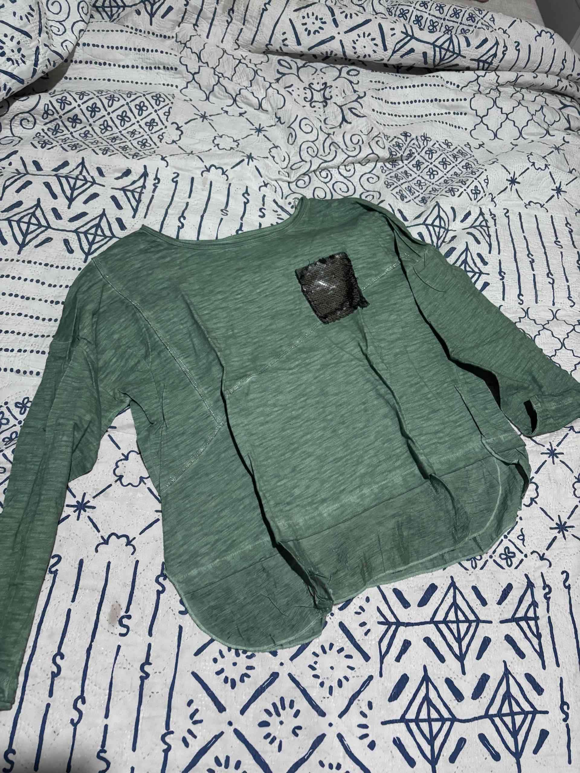 Polera verde con bolsillo decorativo