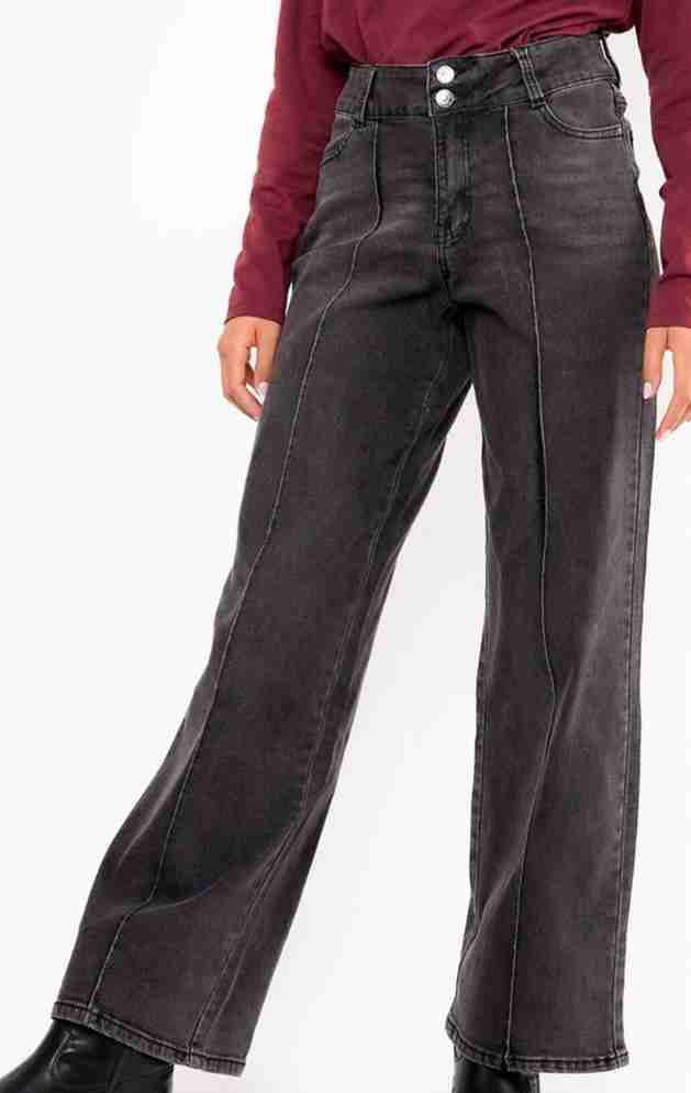 Jeans ajustados negros con botones