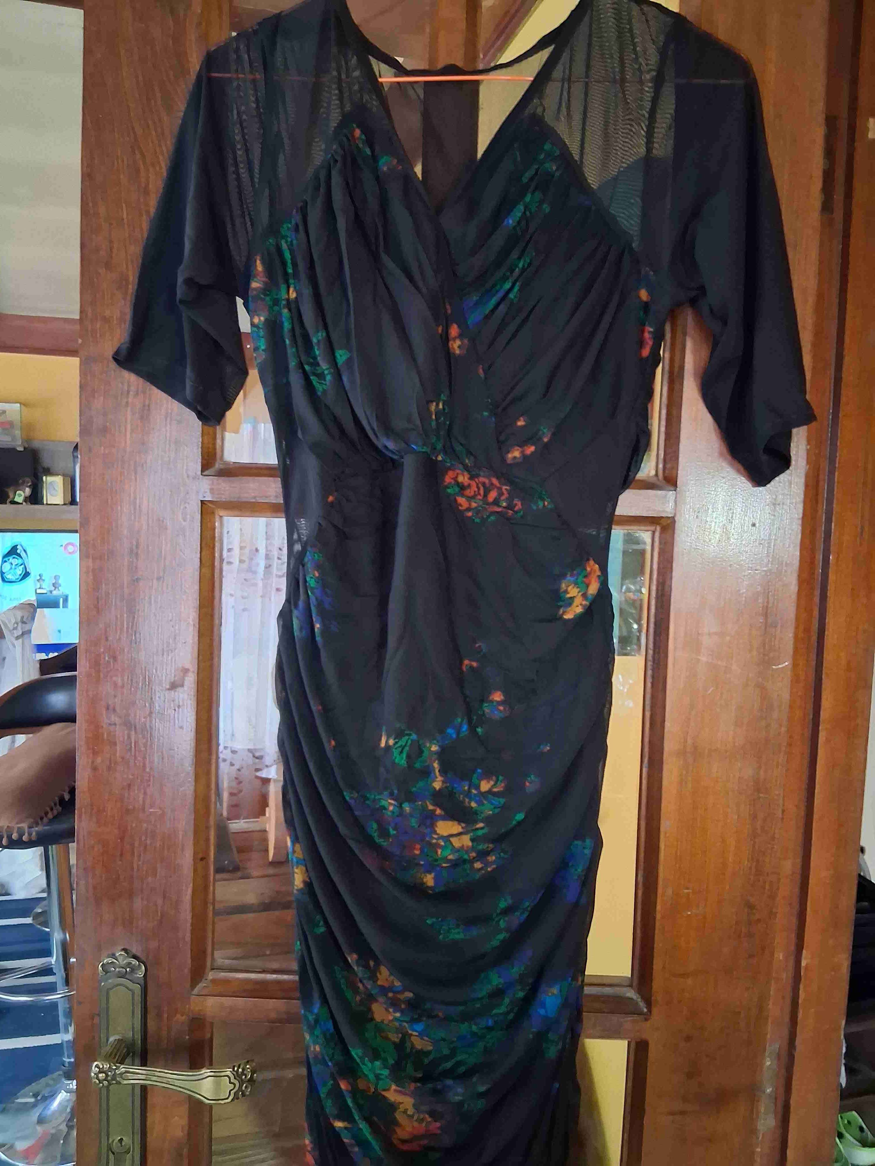 Vestido negro con diseño floral