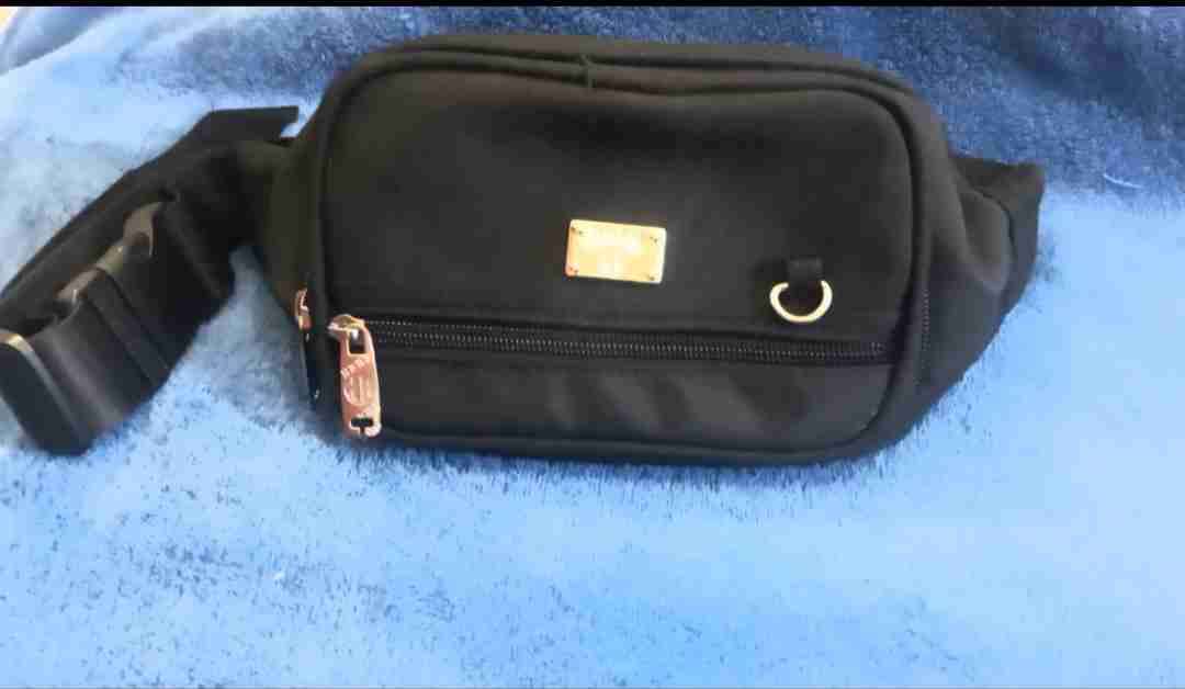 Riñonera negra con logo