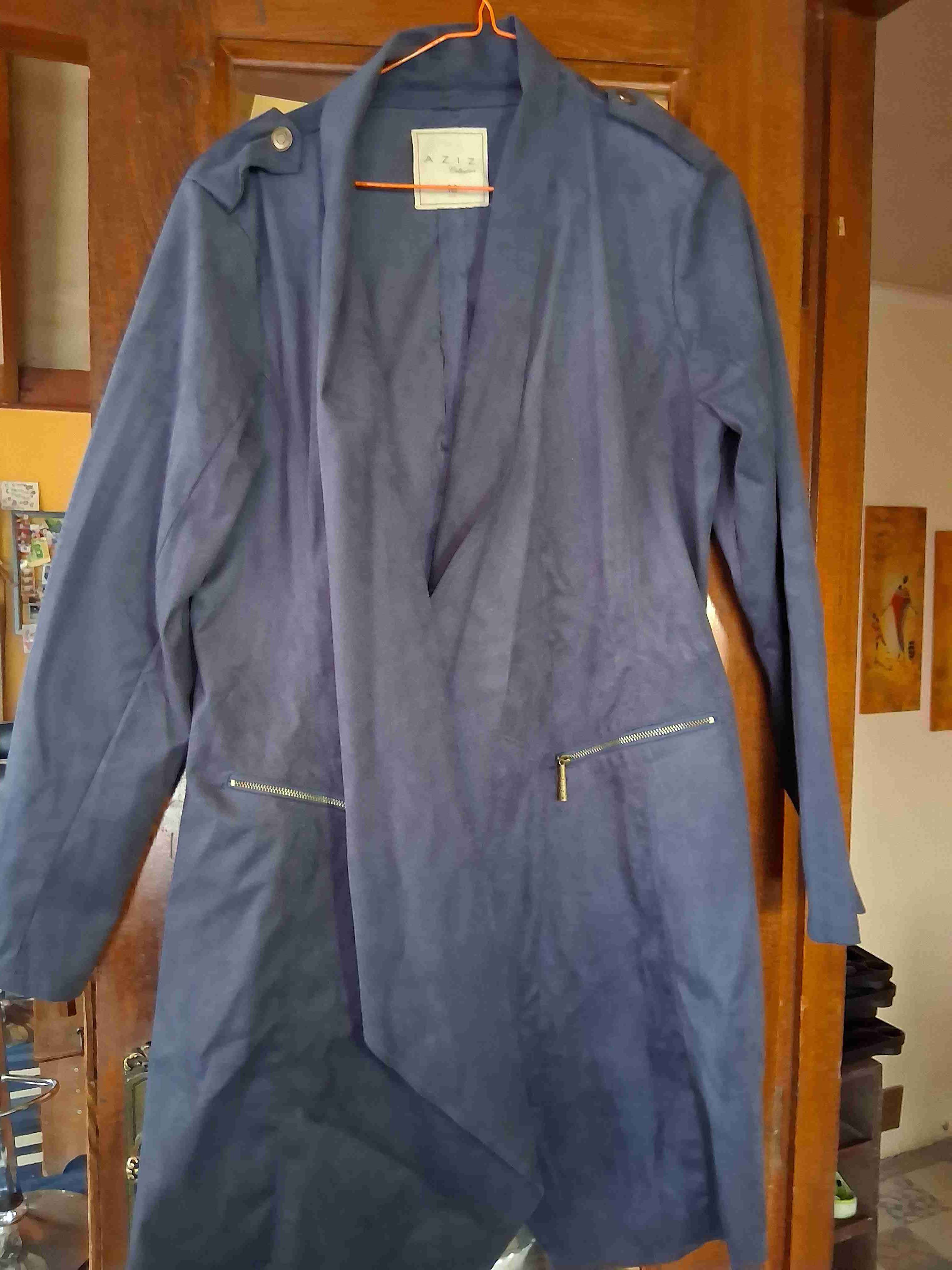 Abrigo largo azul con solapas