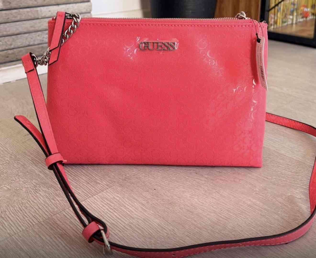 Cartera coral Guess con cadena