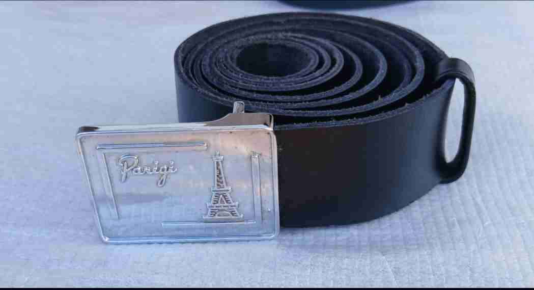Cinturón negro con hebilla Paris