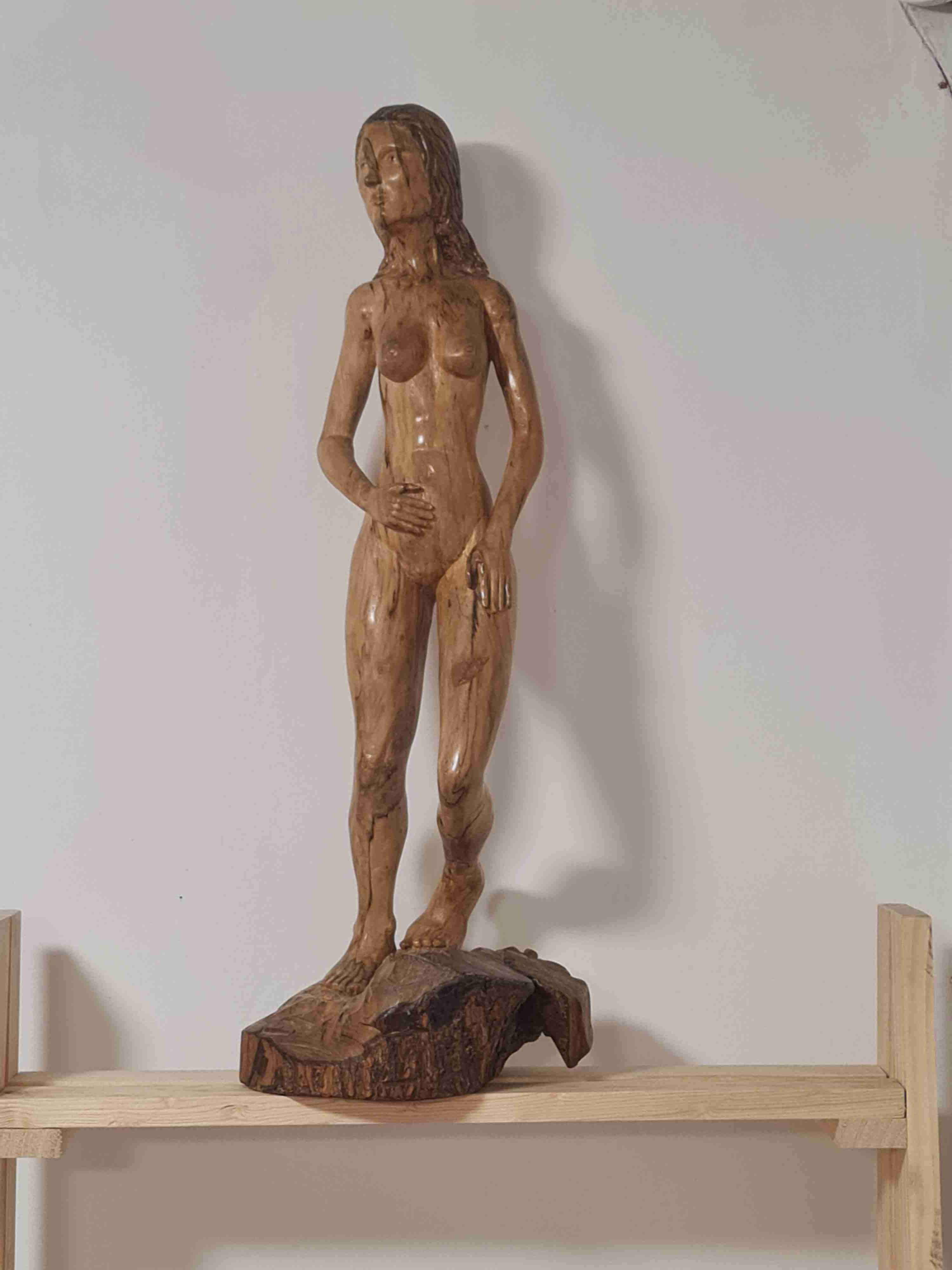 Escultura en madera de mujer - miniatura 3
