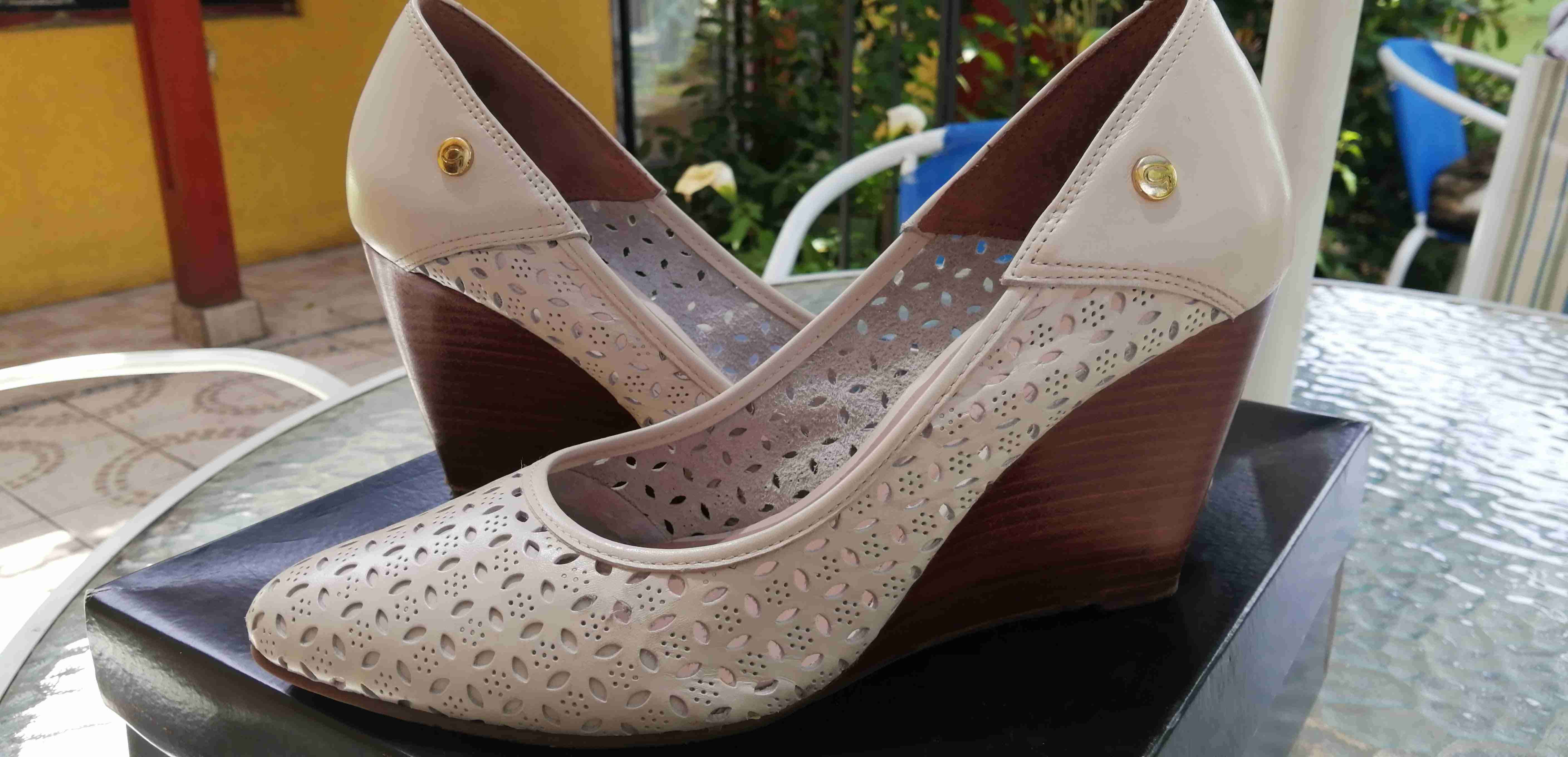 Zapatos de tacón beige calados - miniatura 2