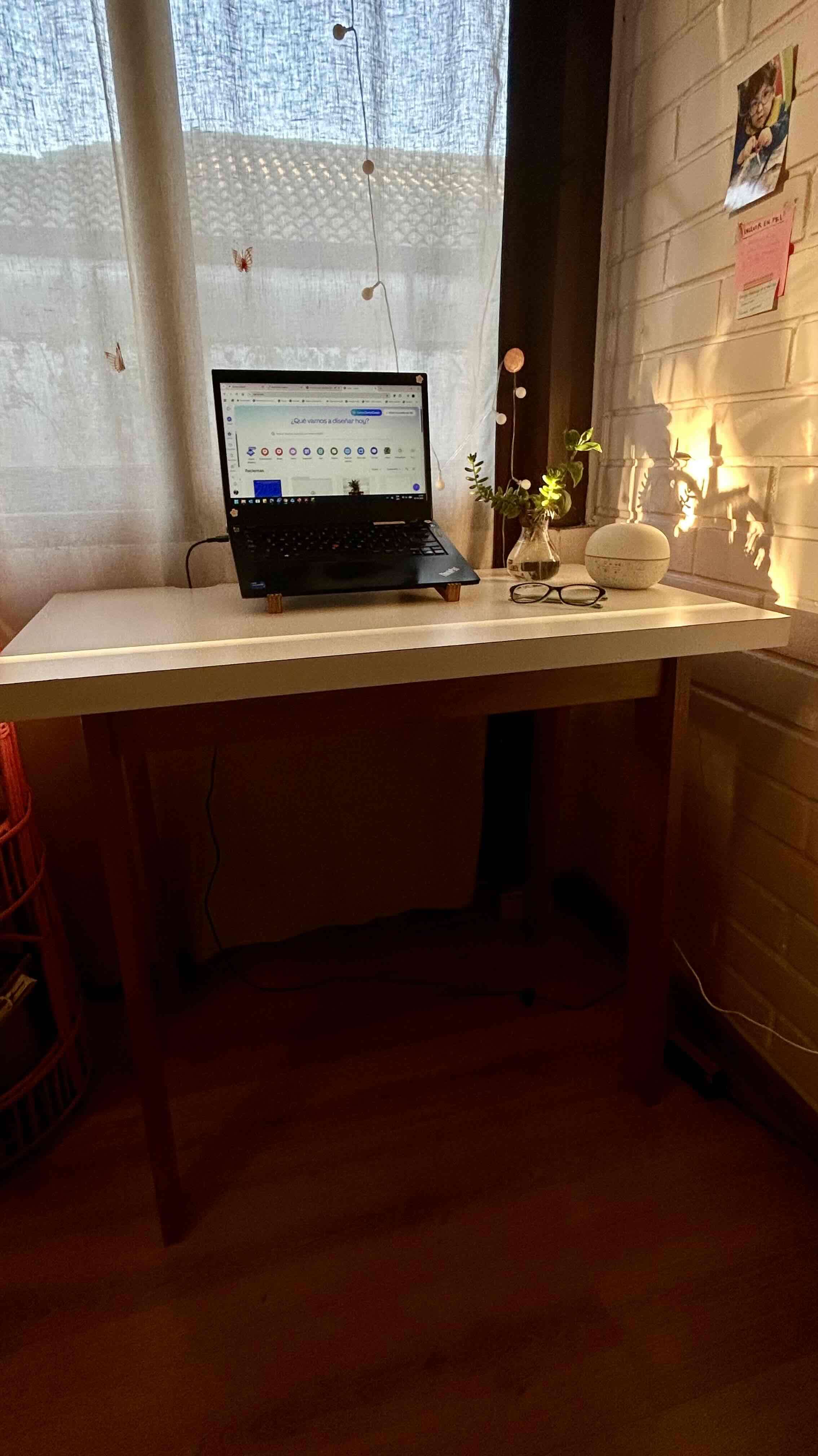 Escritorio blanco minimalista - 1