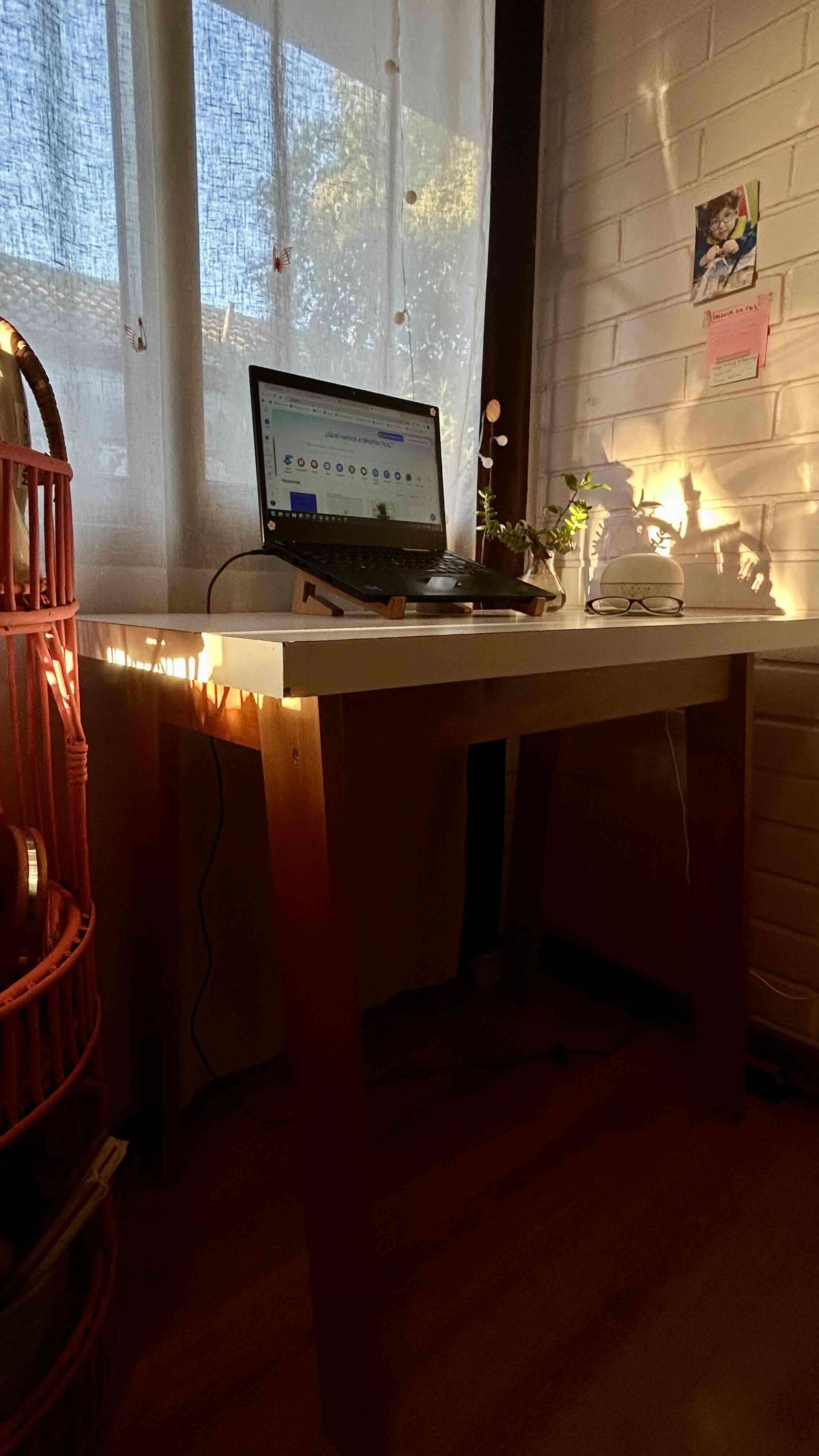 Escritorio blanco minimalista - 2