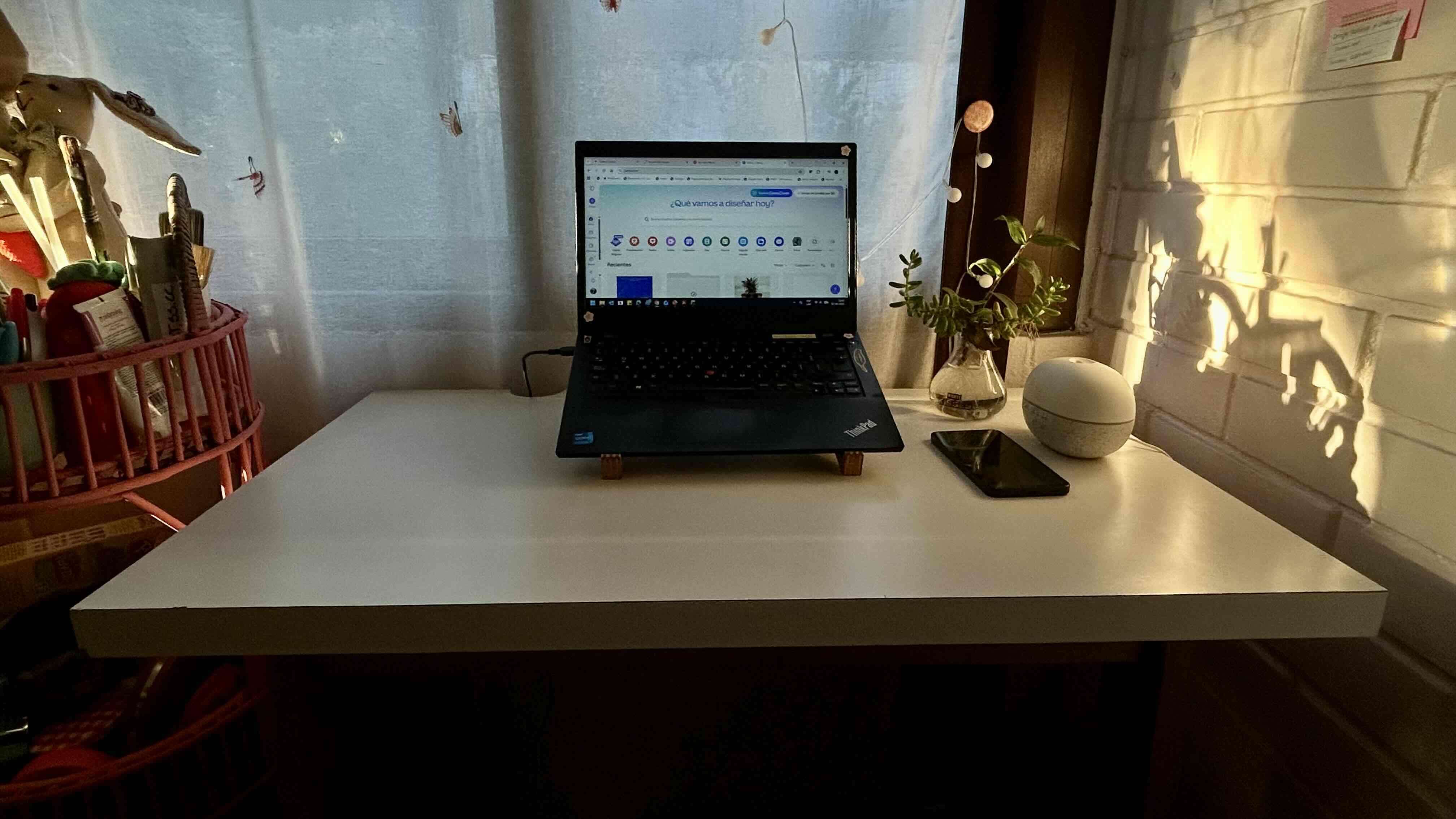 Escritorio blanco minimalista - 3