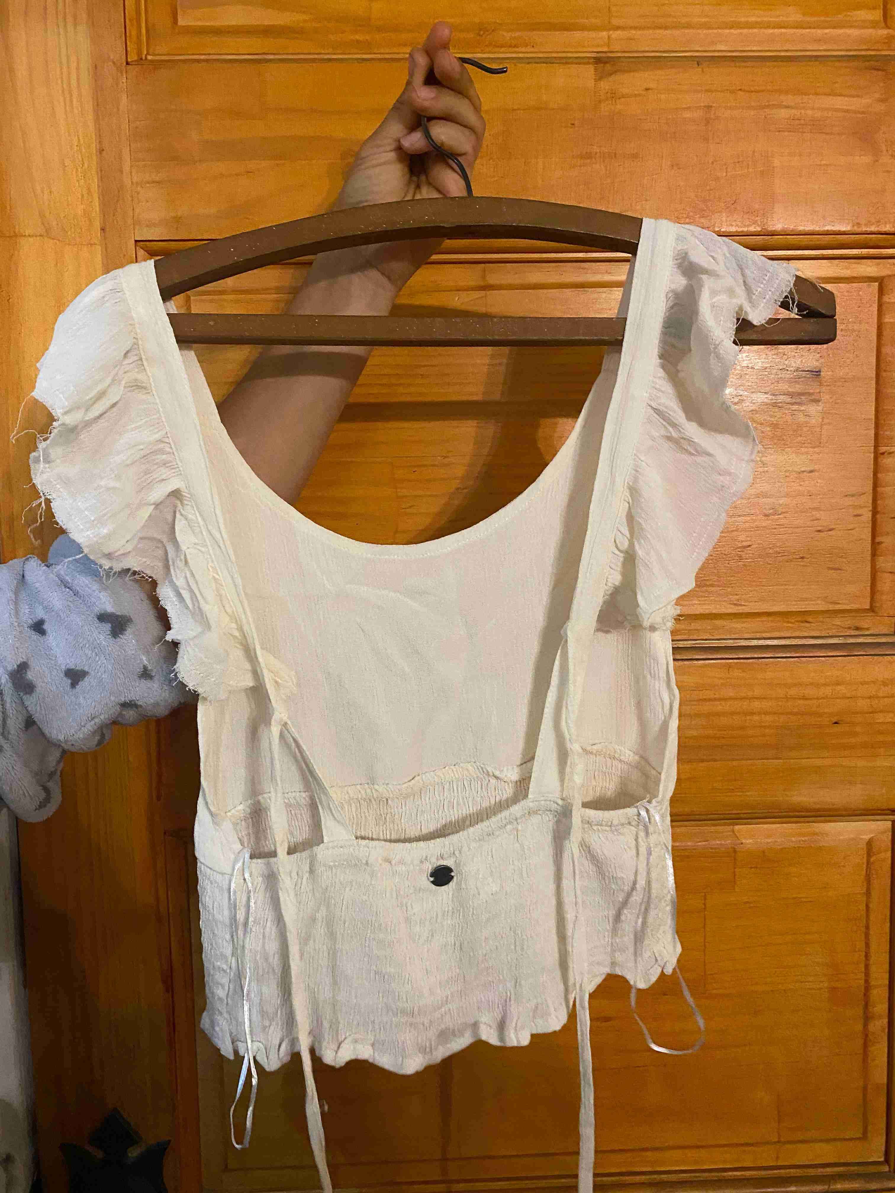 Blusa blanca con volantes - miniatura 2