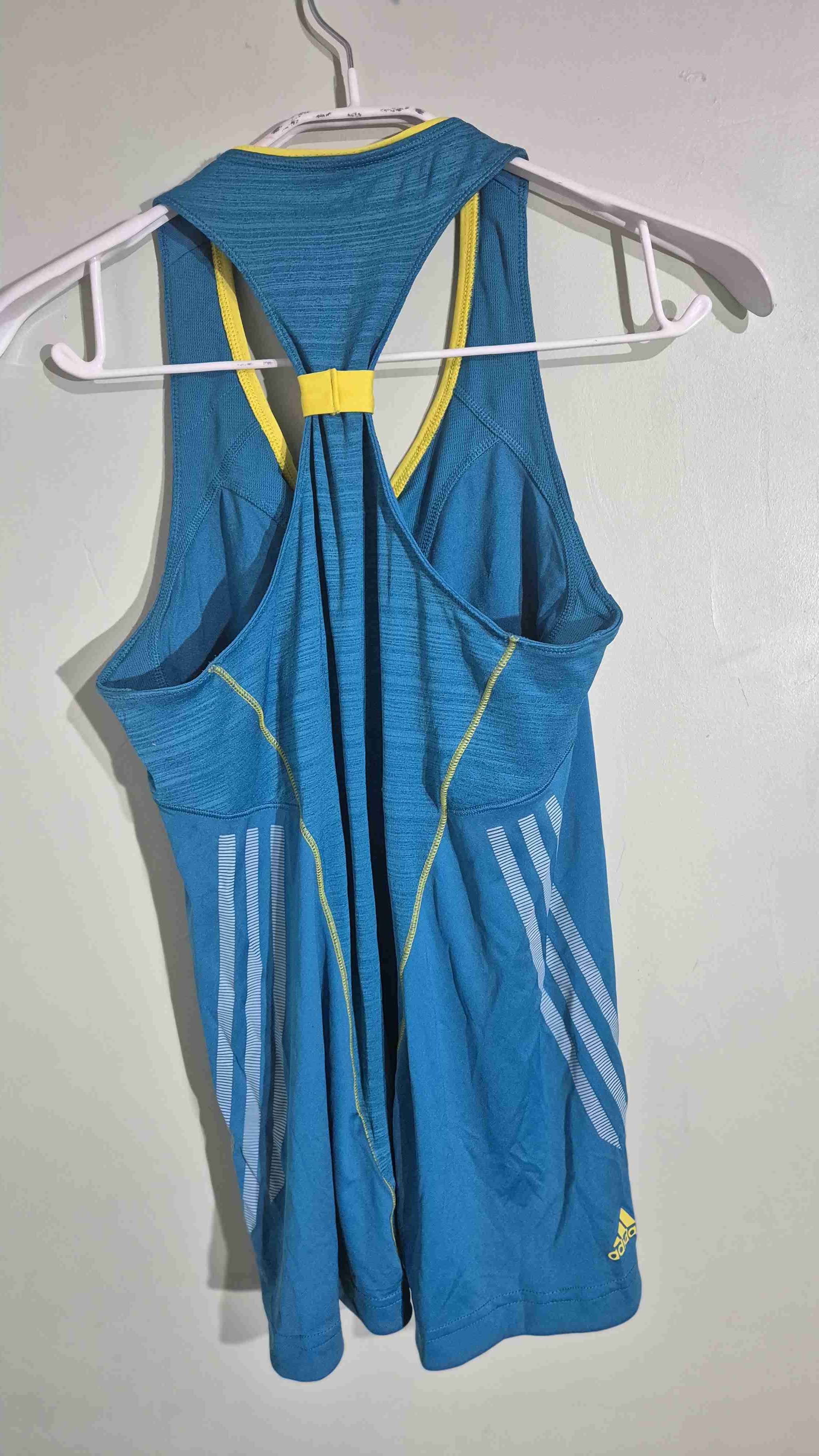 Polera deportiva azul con detalles - miniatura 1