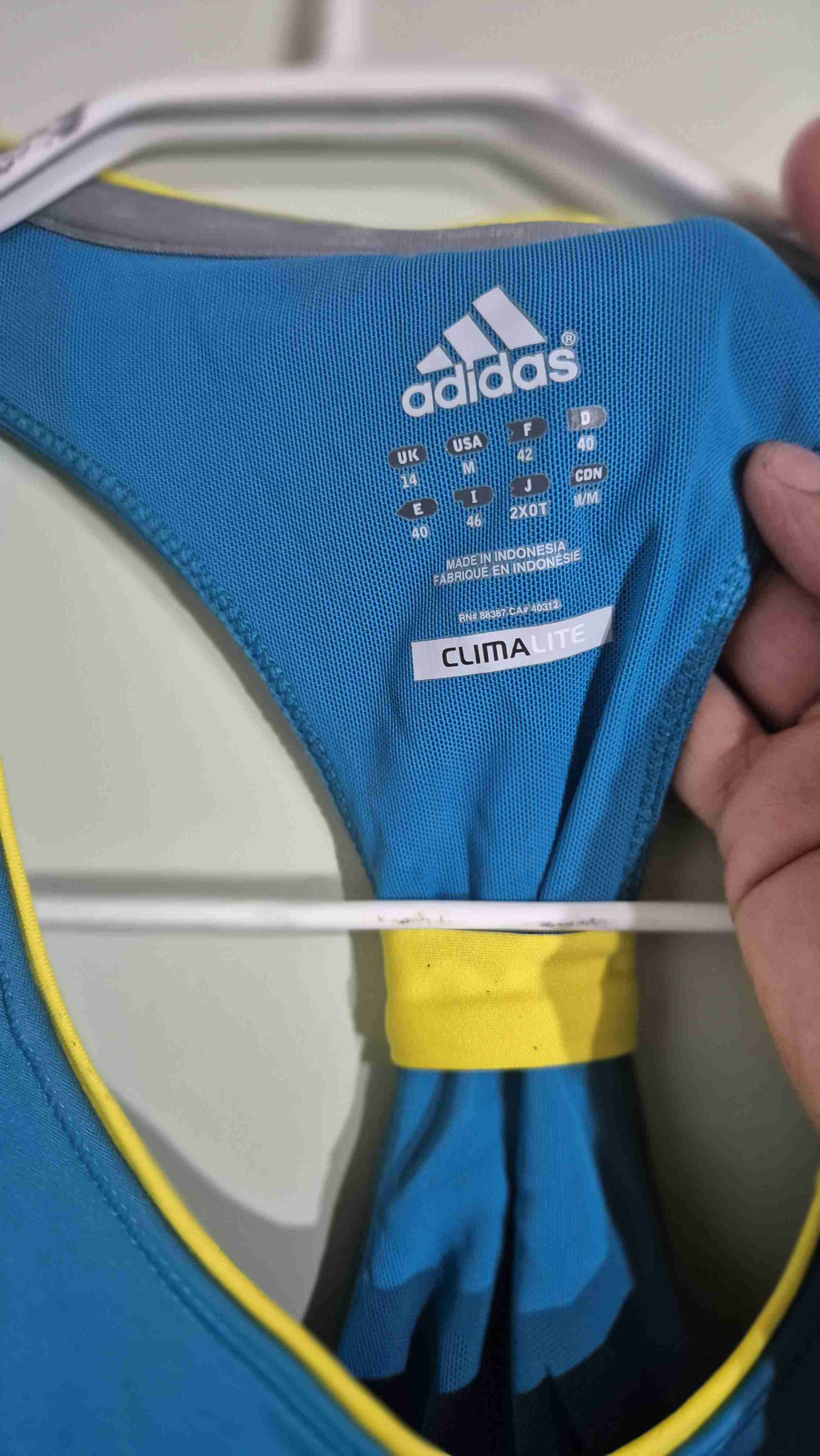 Polera deportiva azul con detalles - miniatura 2