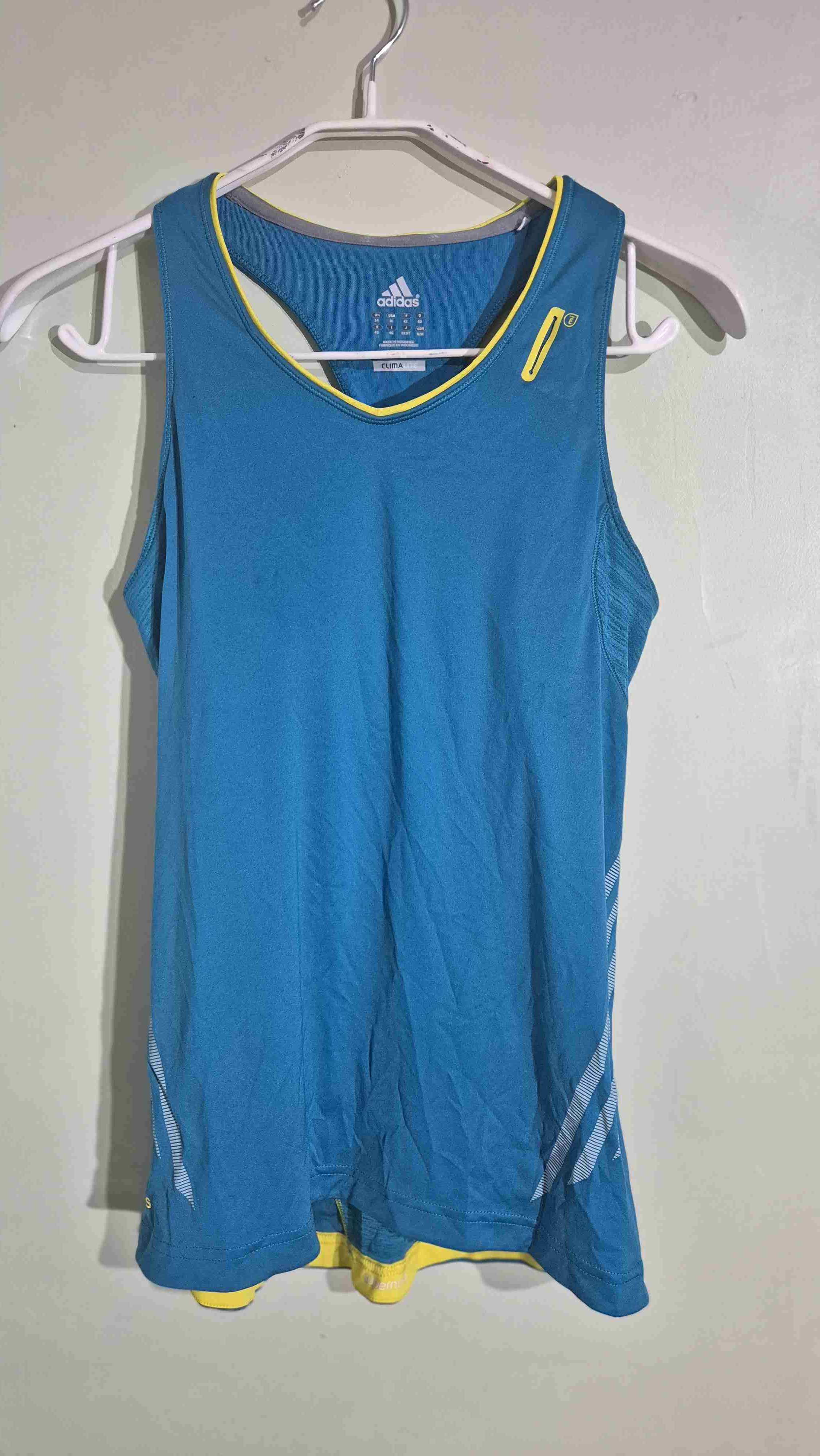 Polera deportiva azul con detalles - miniatura 3