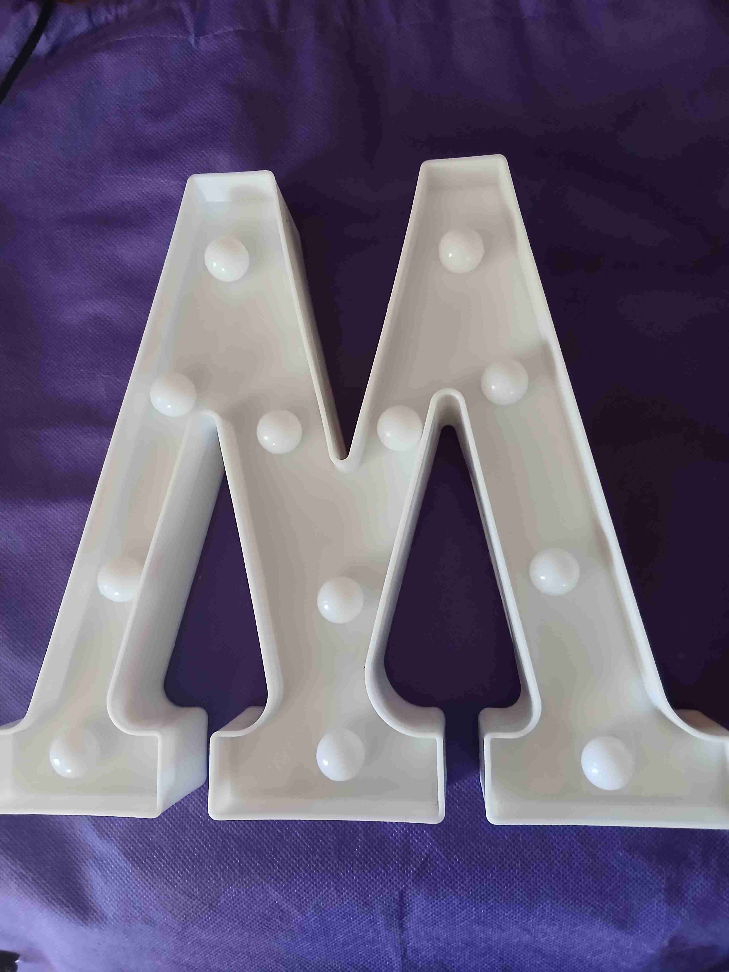 Letra luminosa M blanca o W