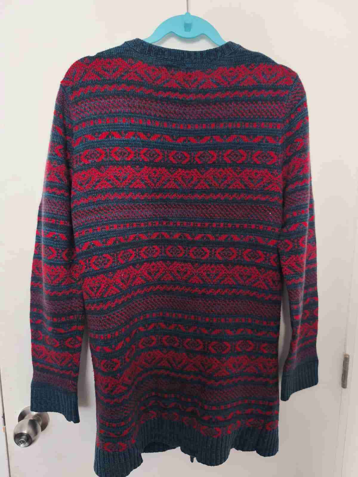 Suéter de lana rojo y azul - 1