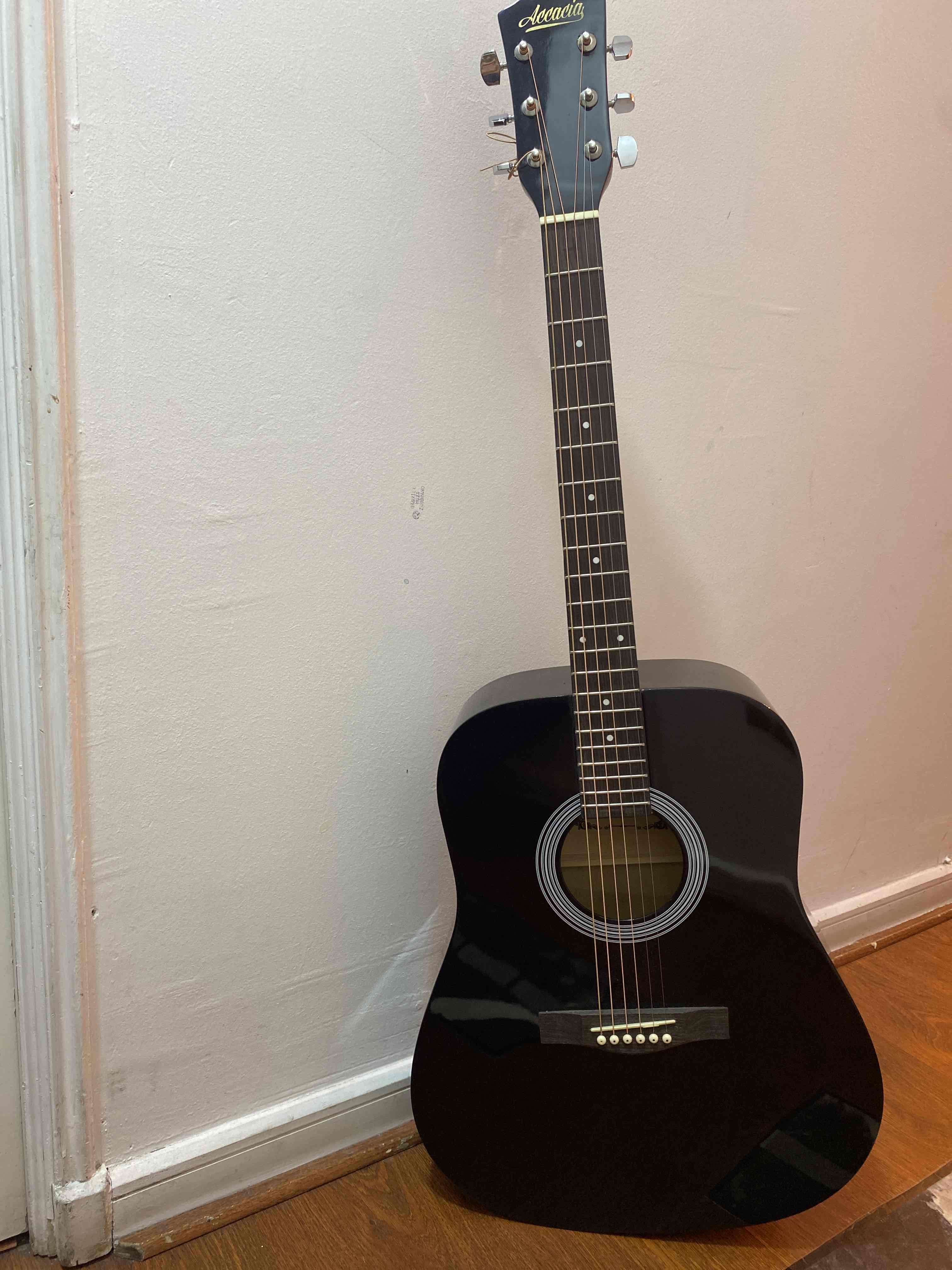 Guitarra acústica negra - 1