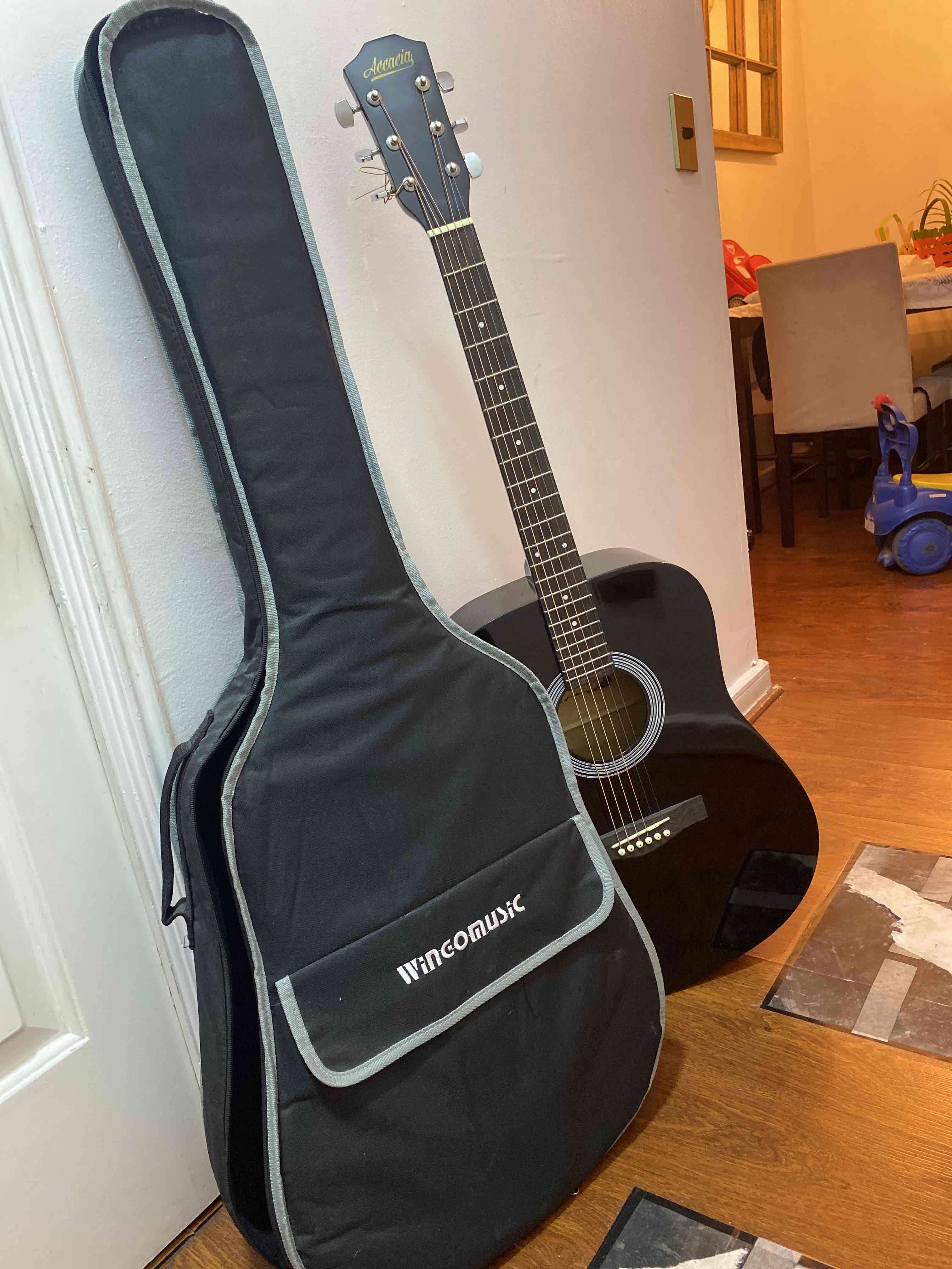 Guitarra acústica negra - 2