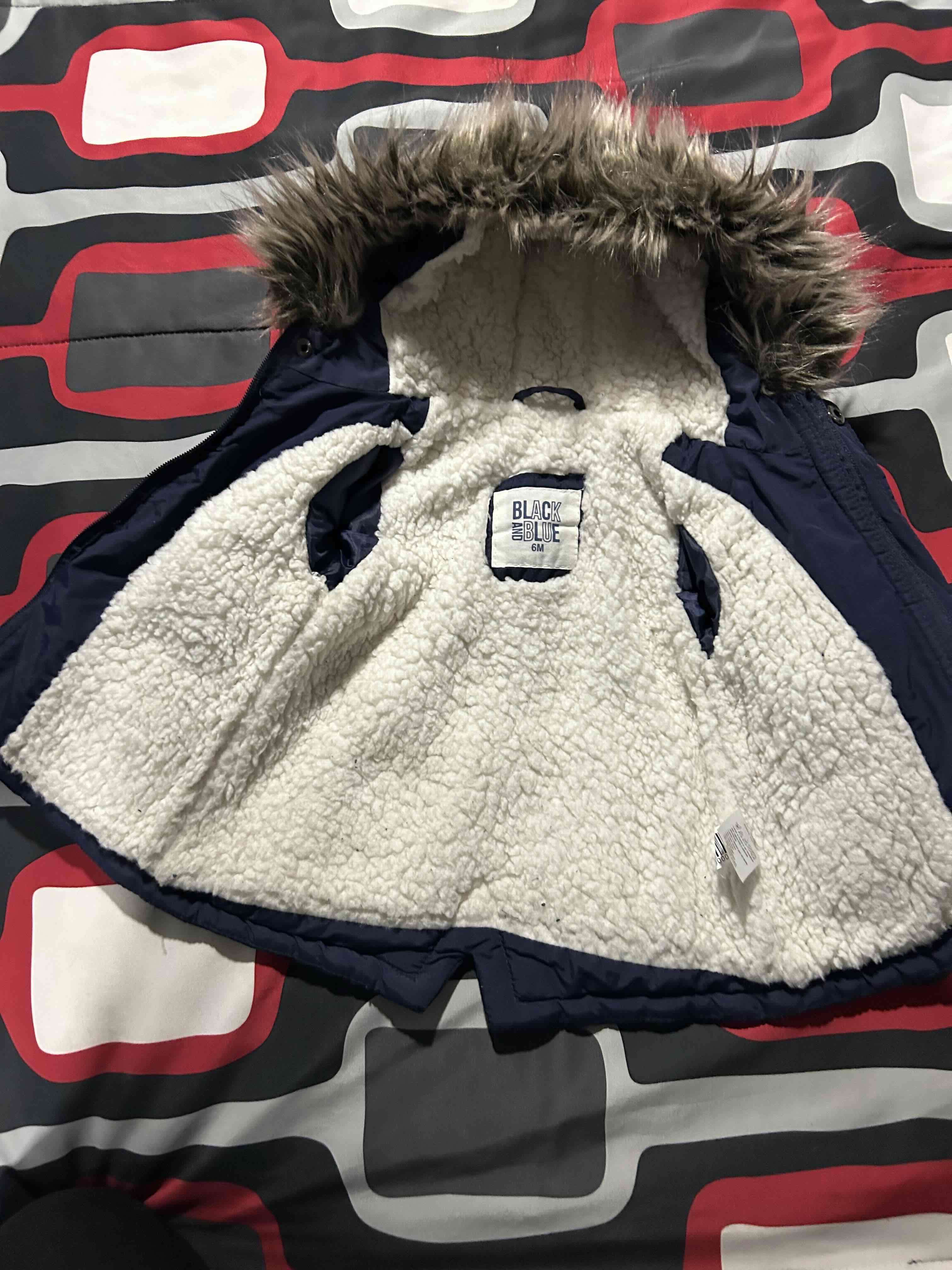 Abrigo azul con capucha peluda - miniatura 2