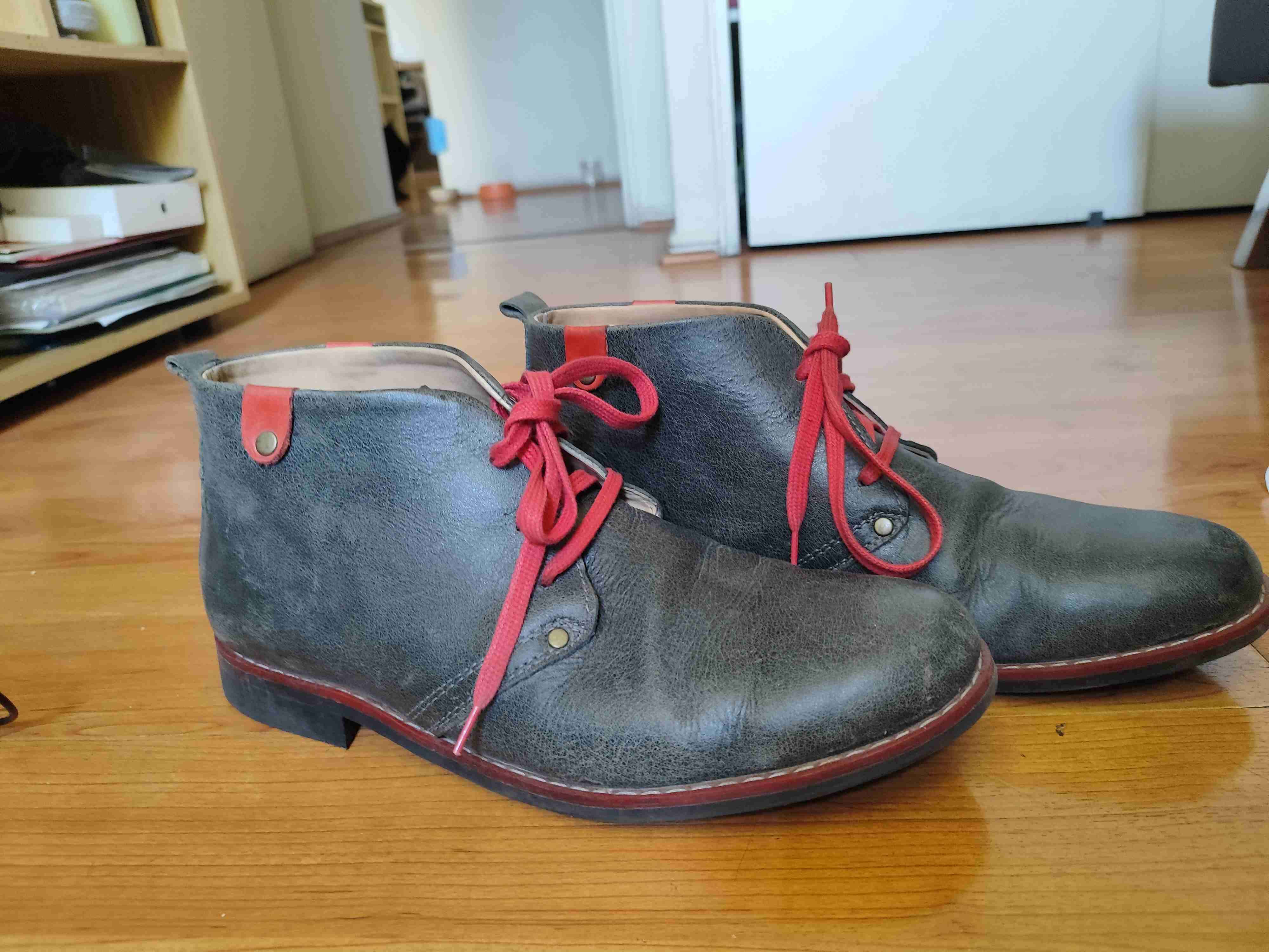 Botines de cuero con cordones rojos - miniatura 1