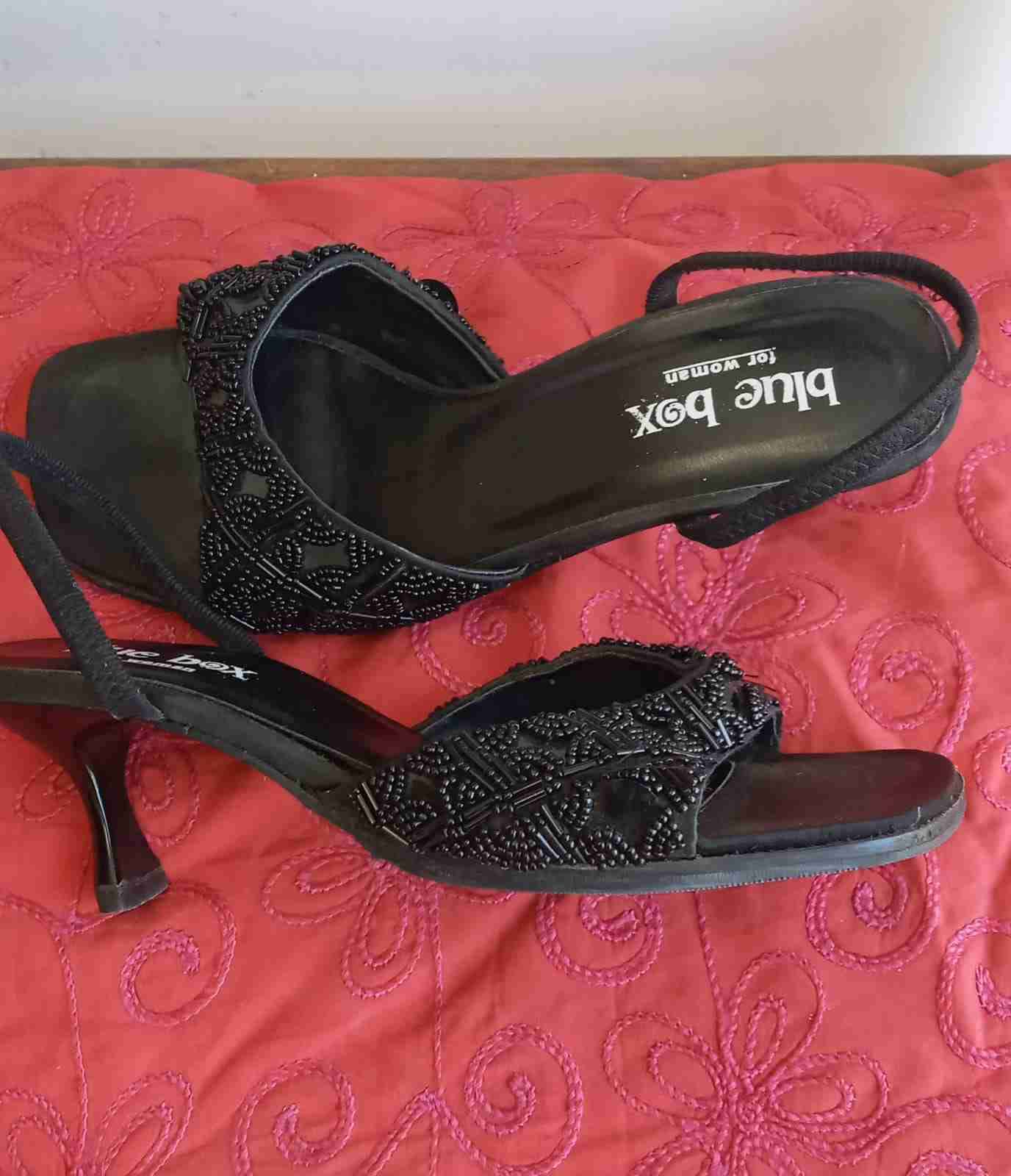 Sandalias negras de taco Blue Box