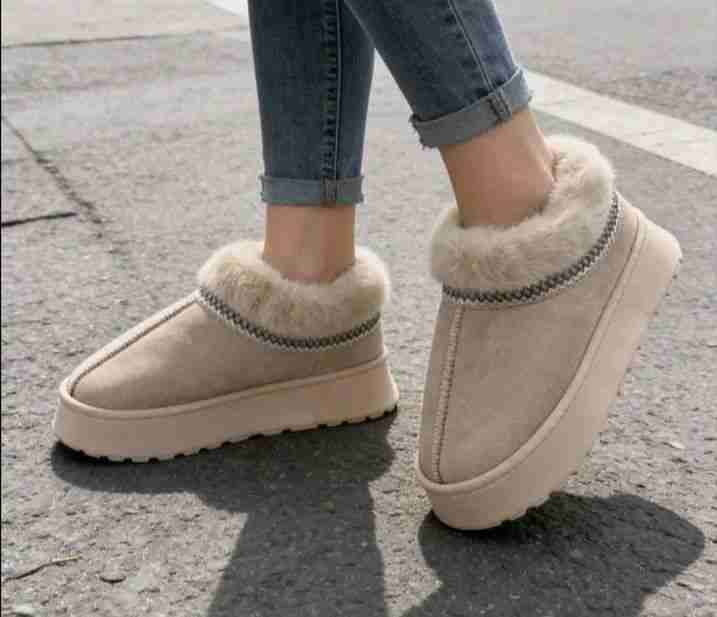 Botines beige con forro peludo estilo UGG