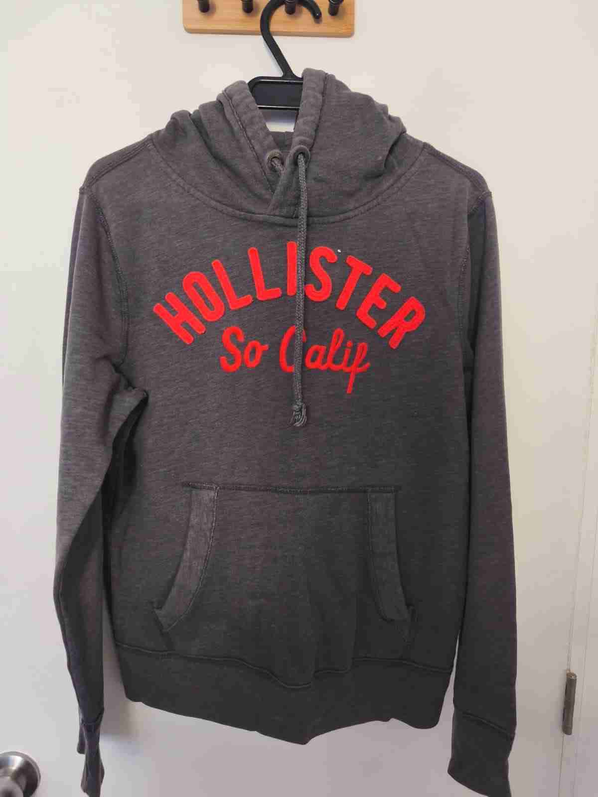 Polerón gris Hollister con capucha - miniatura 1