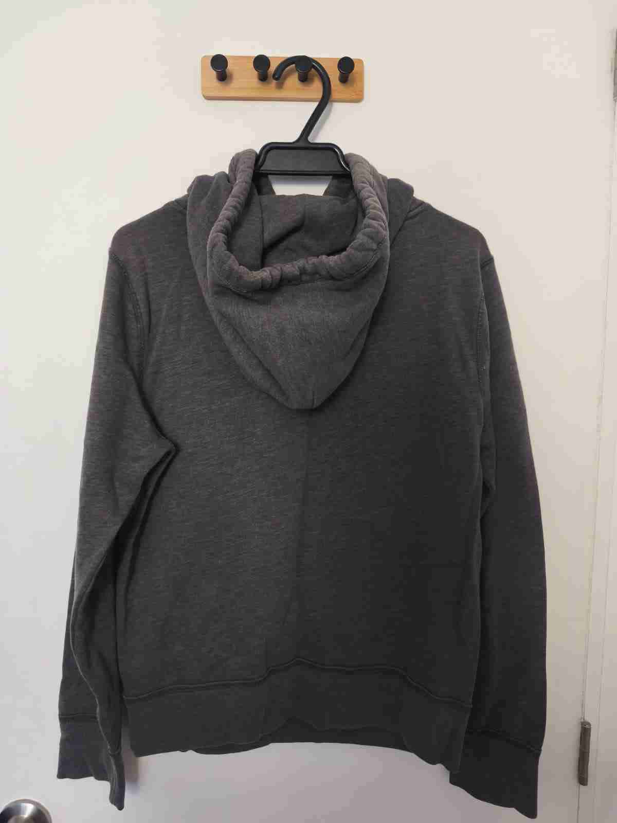 Polerón gris Hollister con capucha - miniatura 2