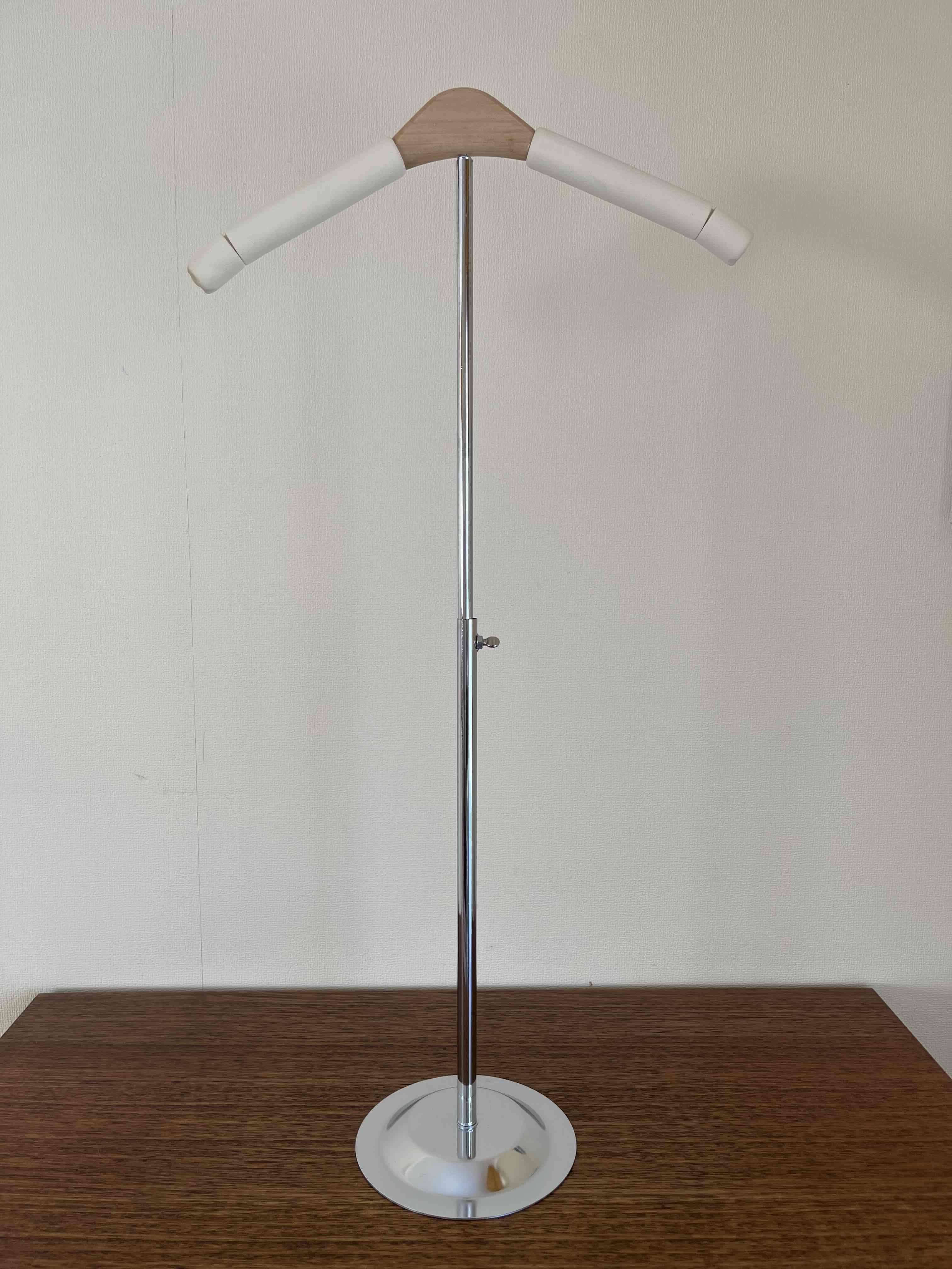 Perchero de pie cromado - 1