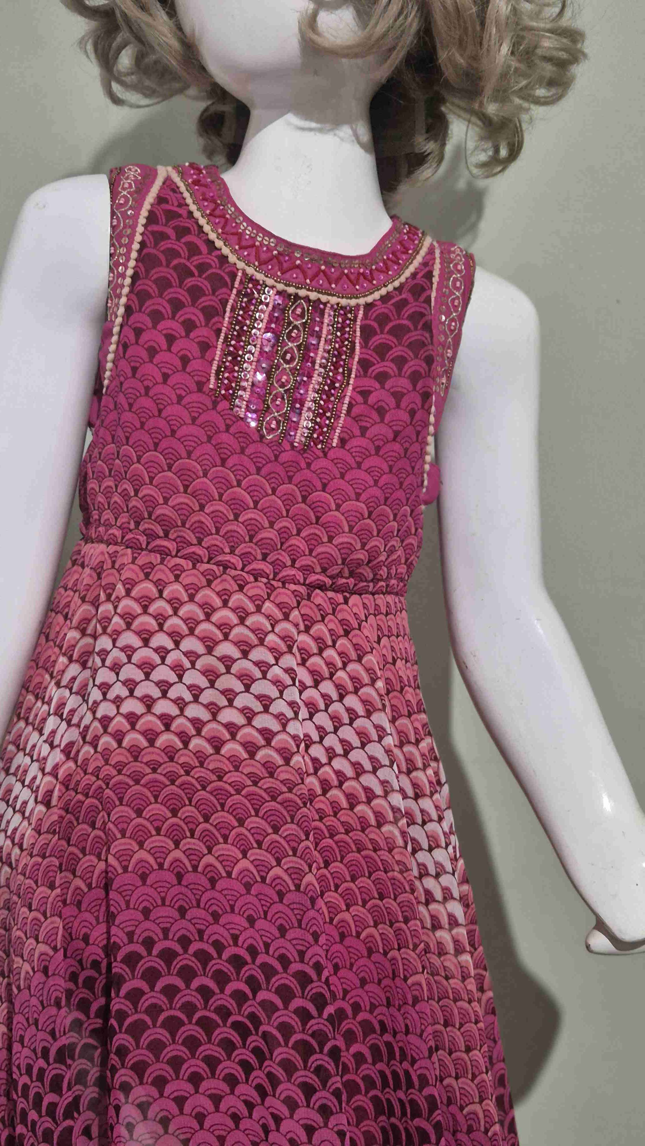 Vestido infantil rosa con diseño - miniatura 2