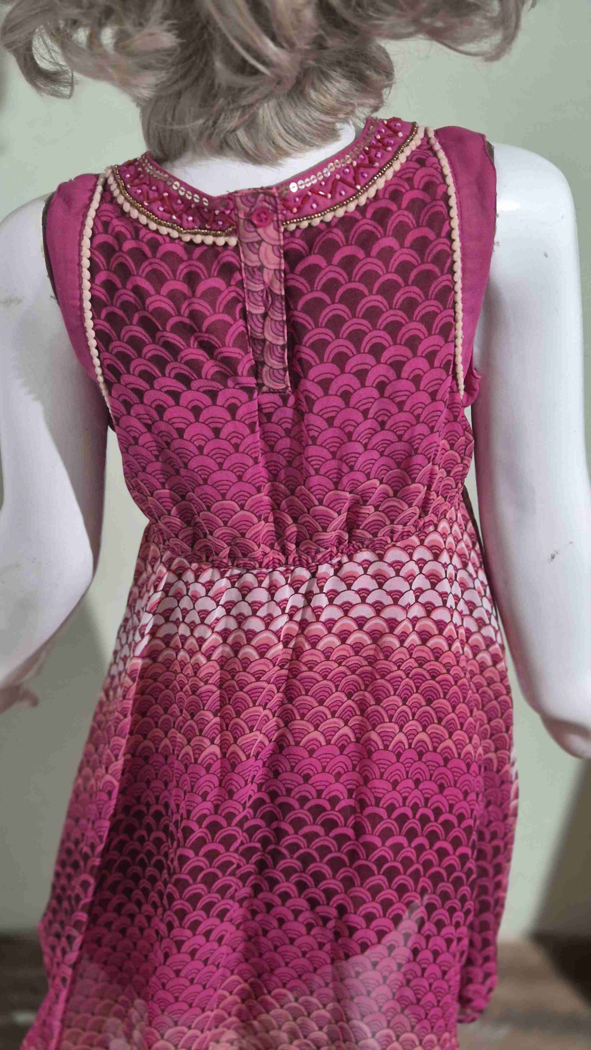 Vestido infantil rosa con diseño - miniatura 3