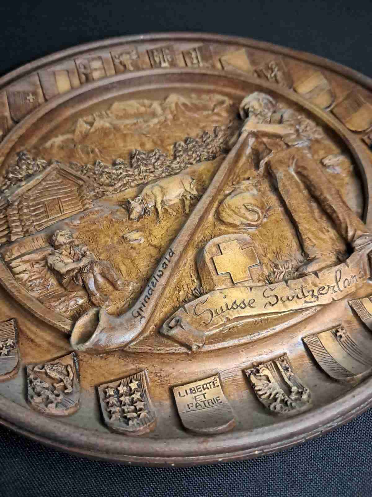 Plato decorativo de madera grabada - miniatura 2