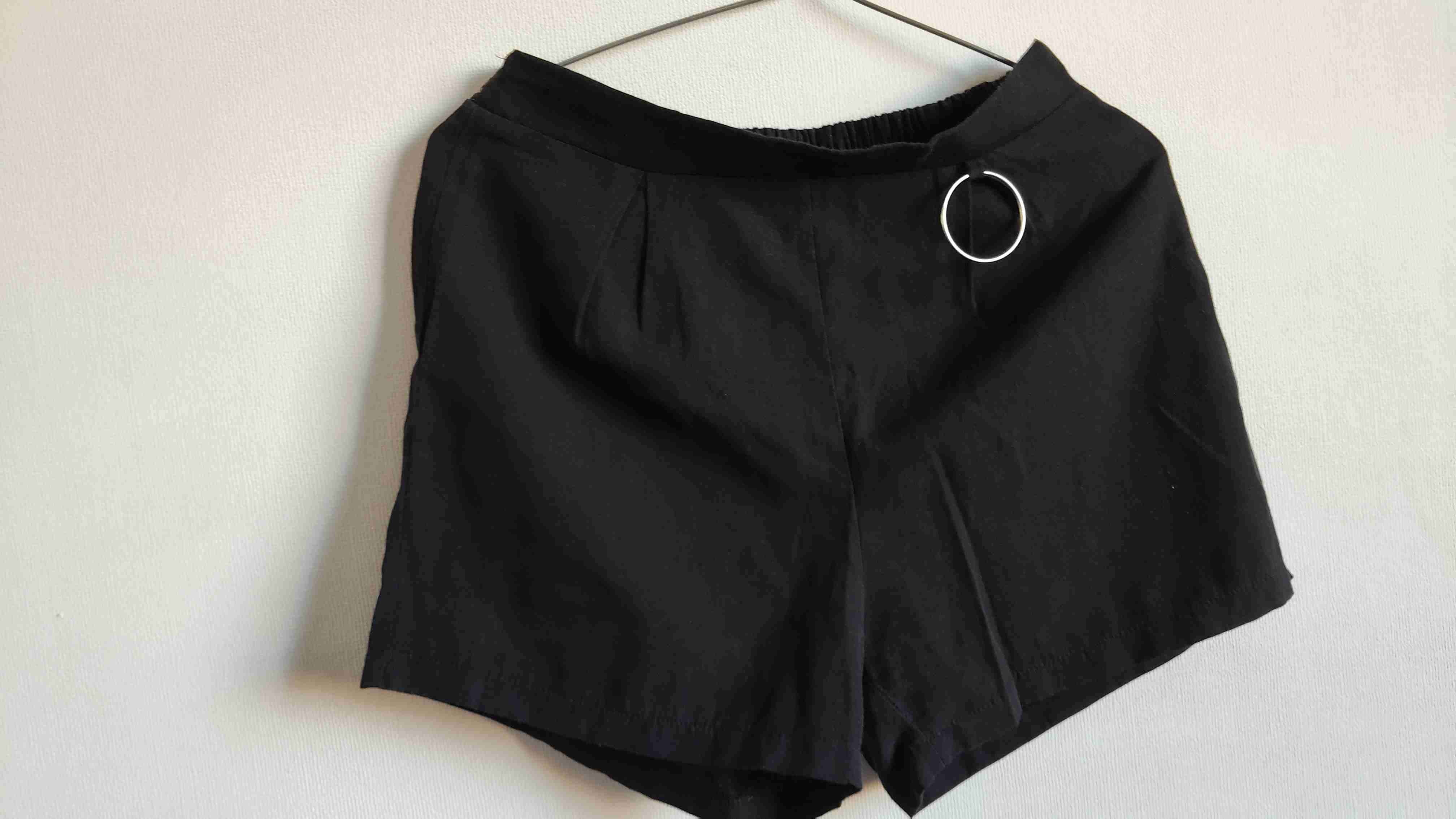 Shorts negros con detalle metálico - miniatura 1