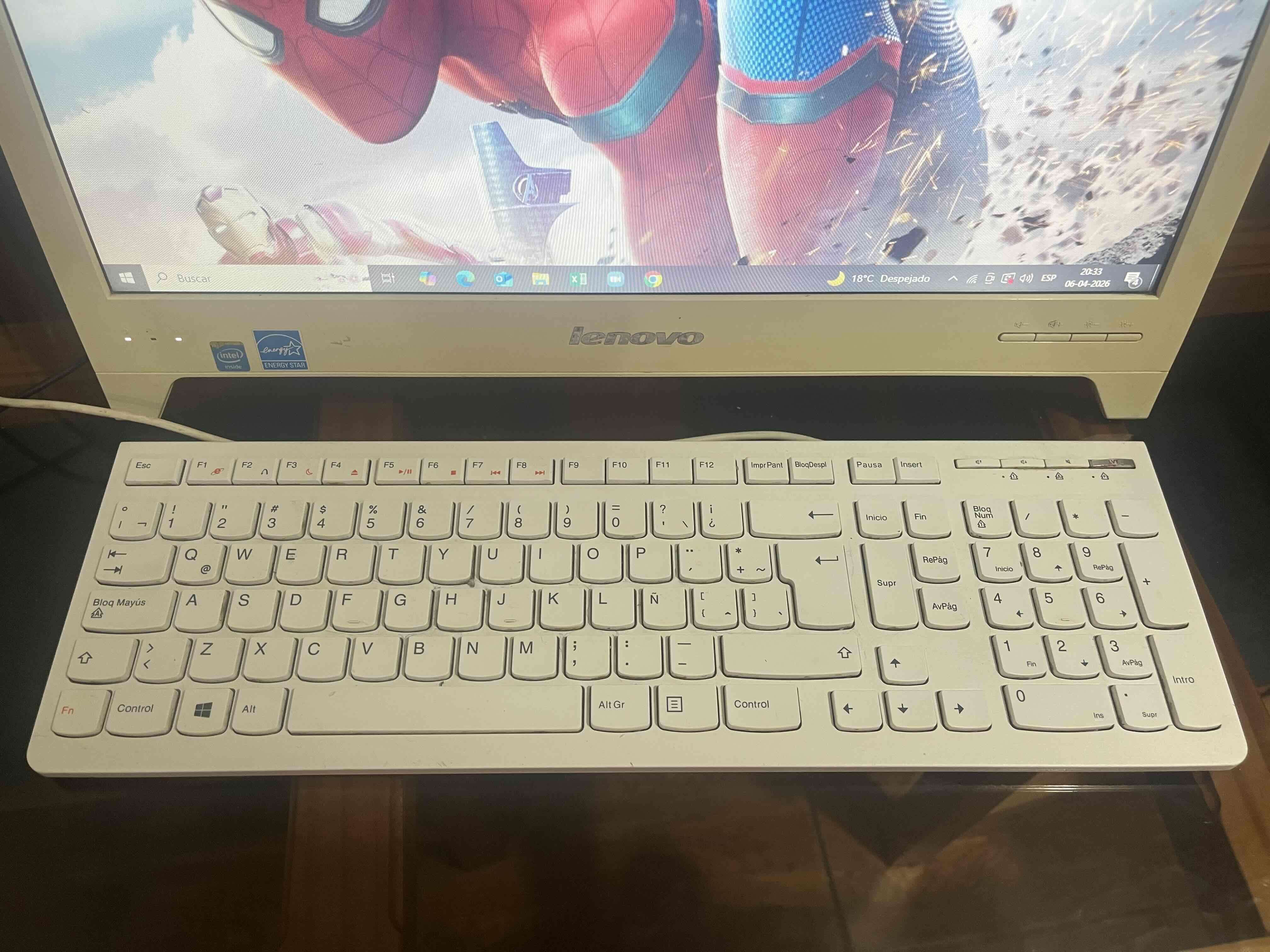 Laptop Lenovo pantalla 18,5 , teclado y mouse ina - miniatura 2