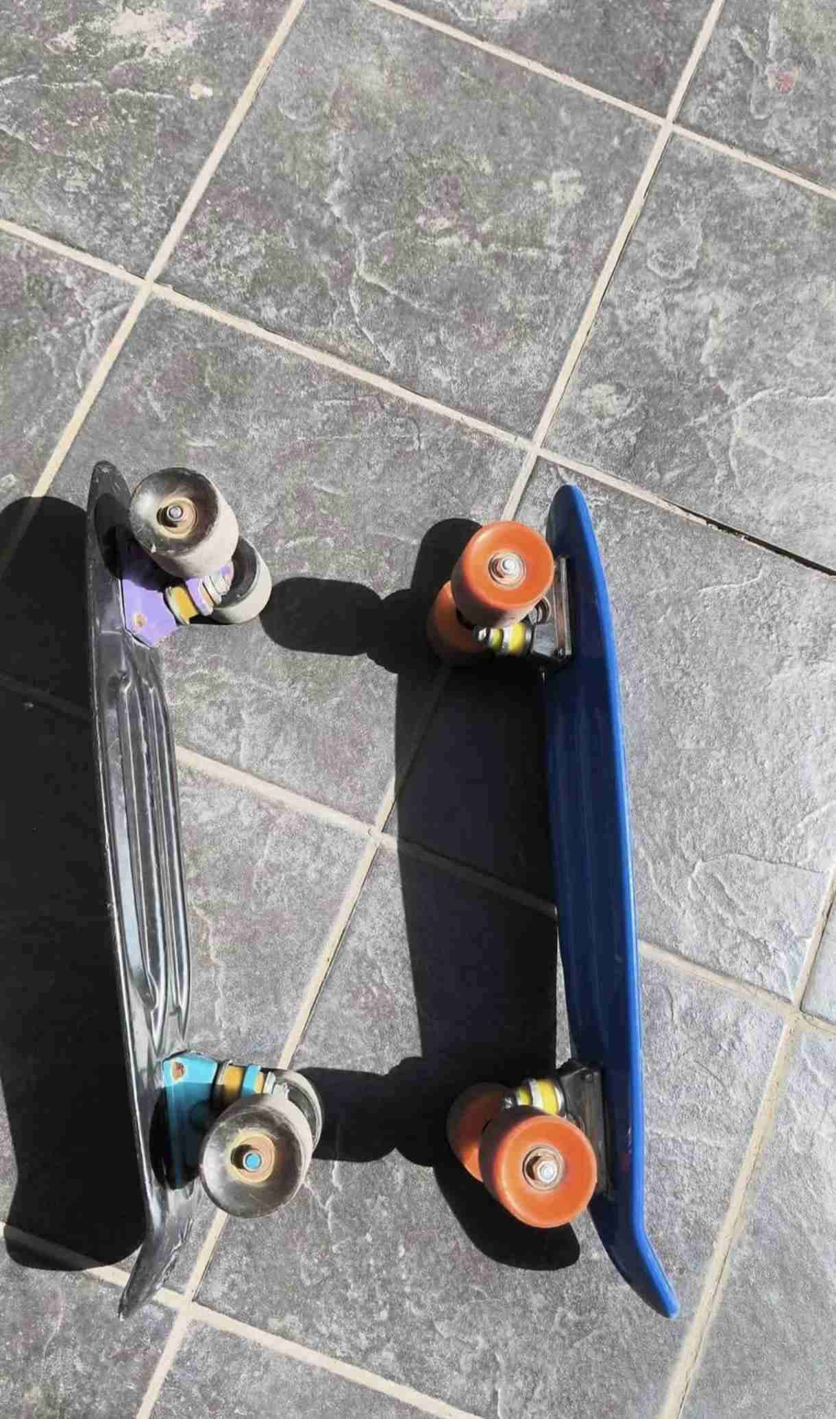 Patinetas estilo Penny negras y azules - miniatura 2