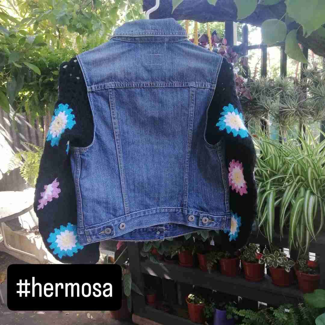 Chaqueta de mezclilla con mangas tejidas