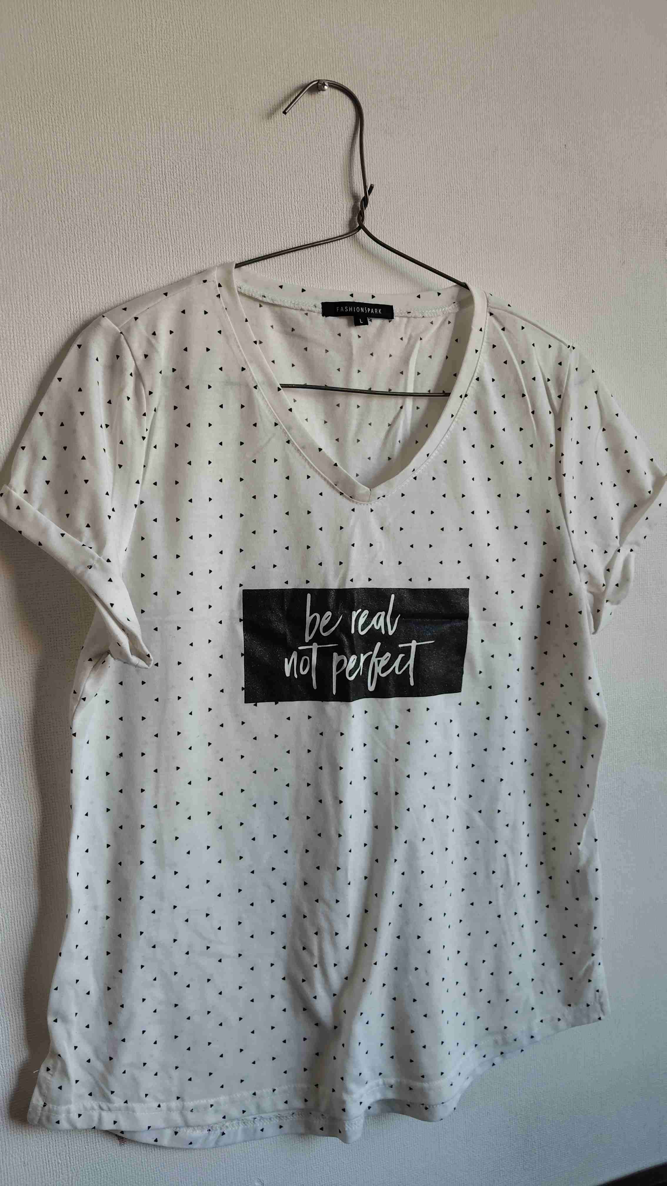 Polera blanca con diseño de puntos - miniatura 1